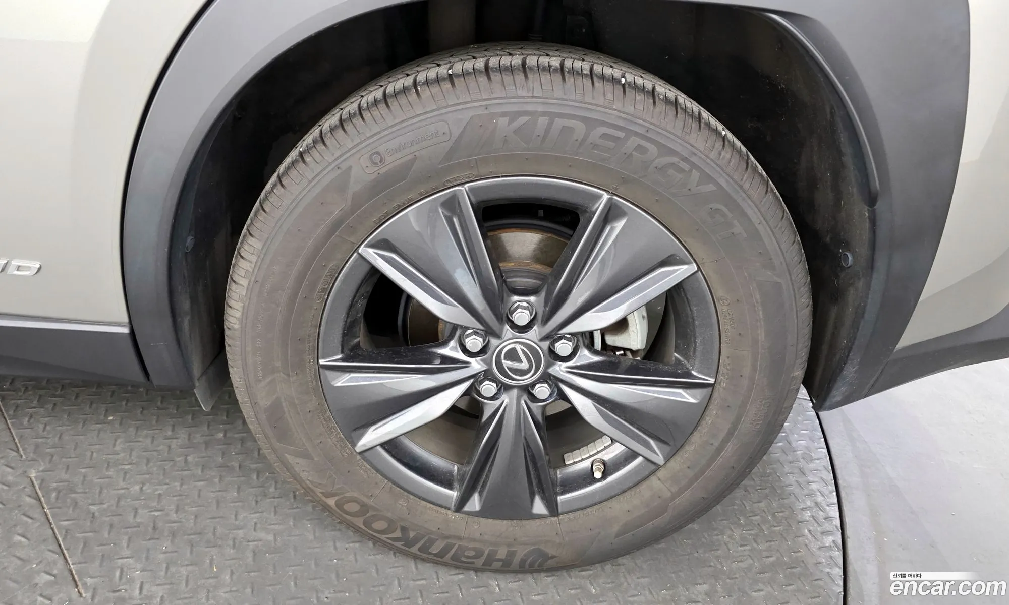 Lexus UX250h 2019 — 7