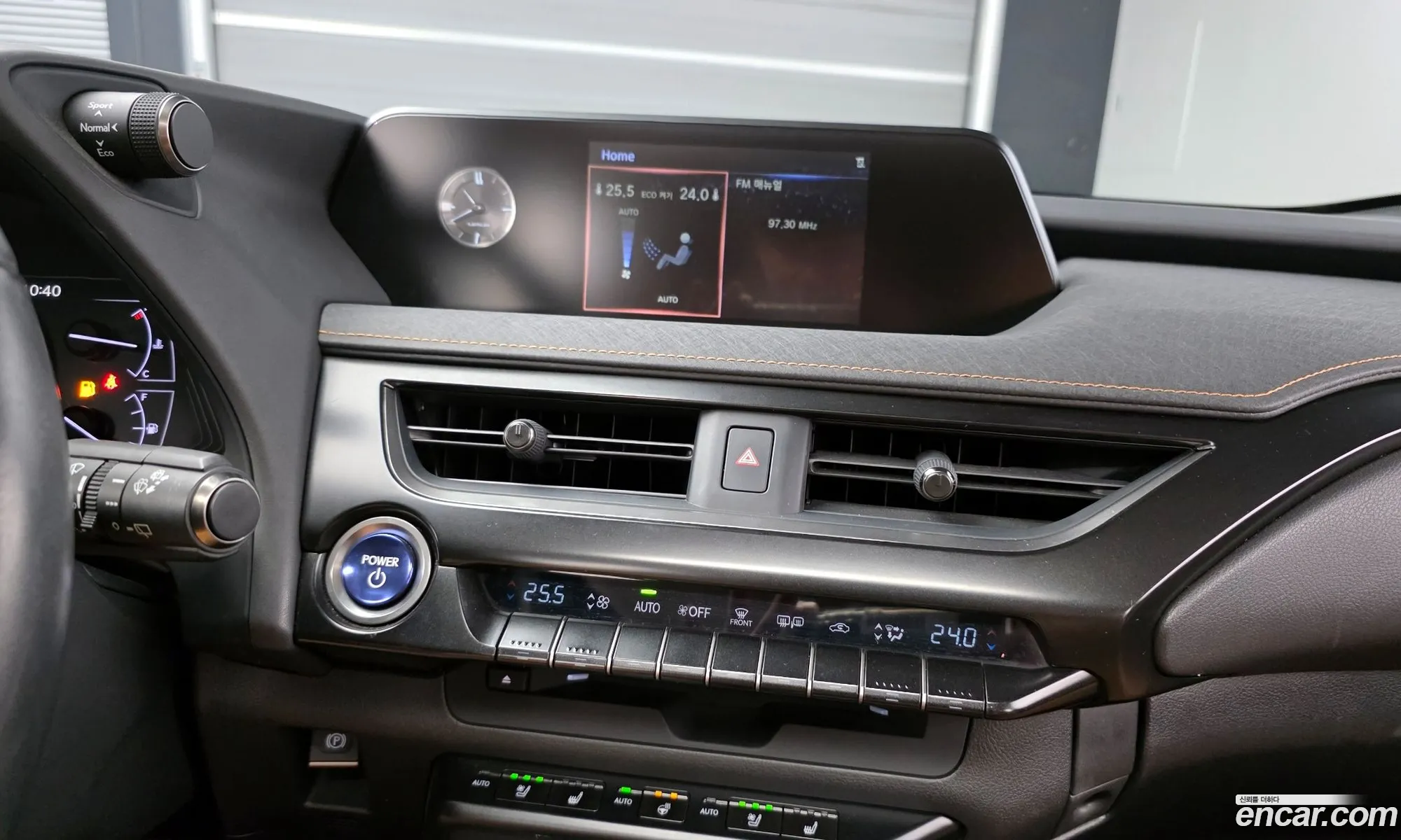 Lexus UX250h 2019 — 18