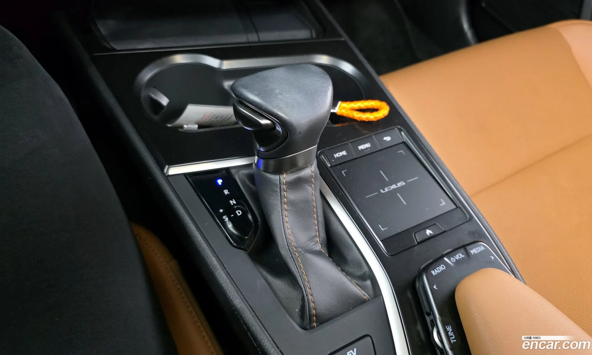 Lexus UX250h 2019 — 16