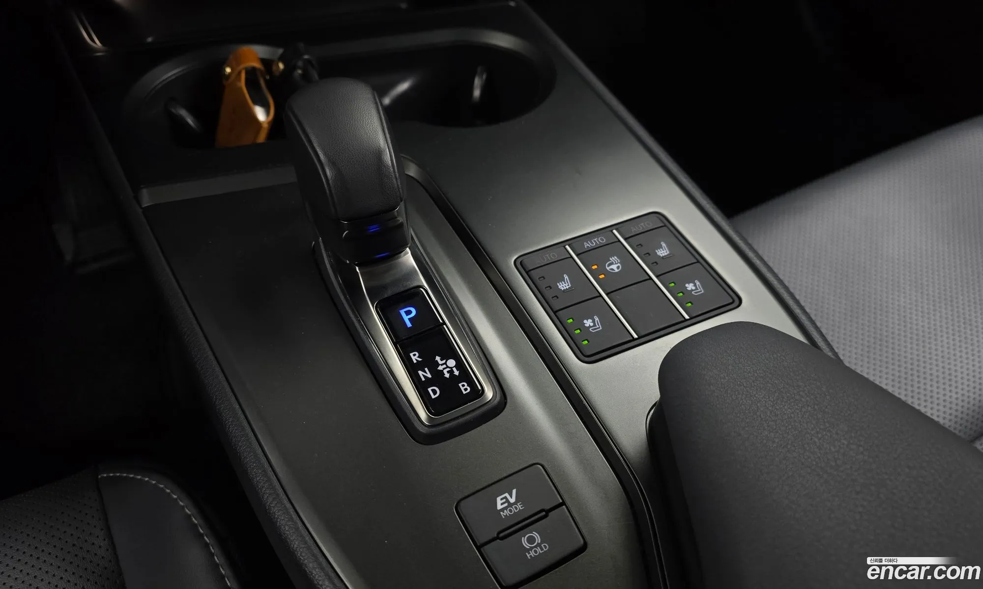 Lexus UX300h 2024 JTHYBJAH1S2011974 — 2