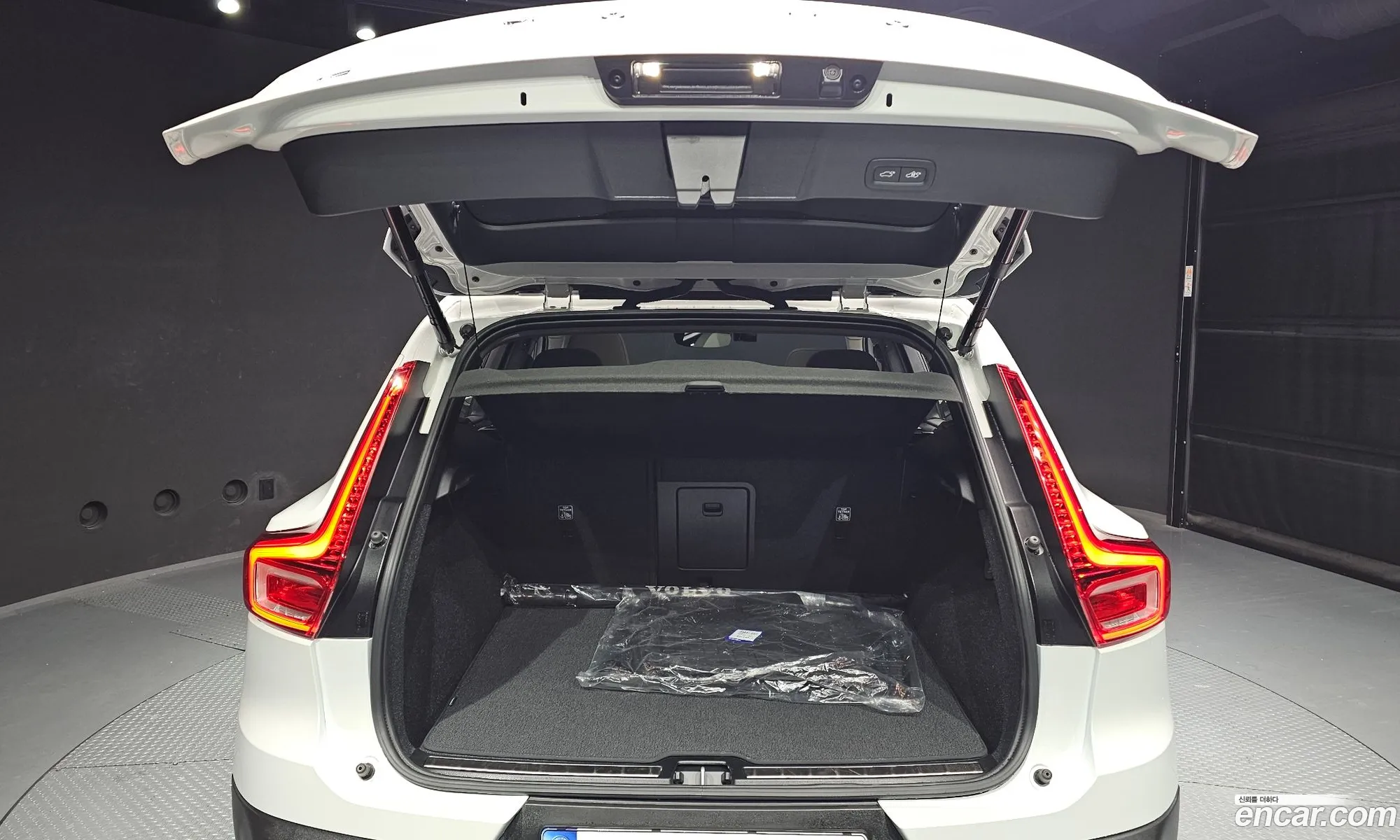 Volvo XC40 2024 — 2