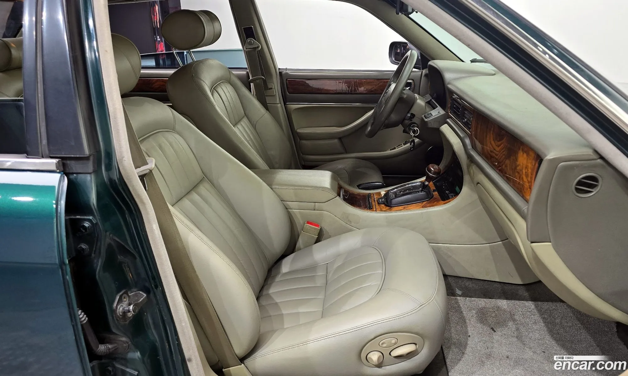 Jaguar XJ6 1996 SAJJFALG4TJ768226 — 10