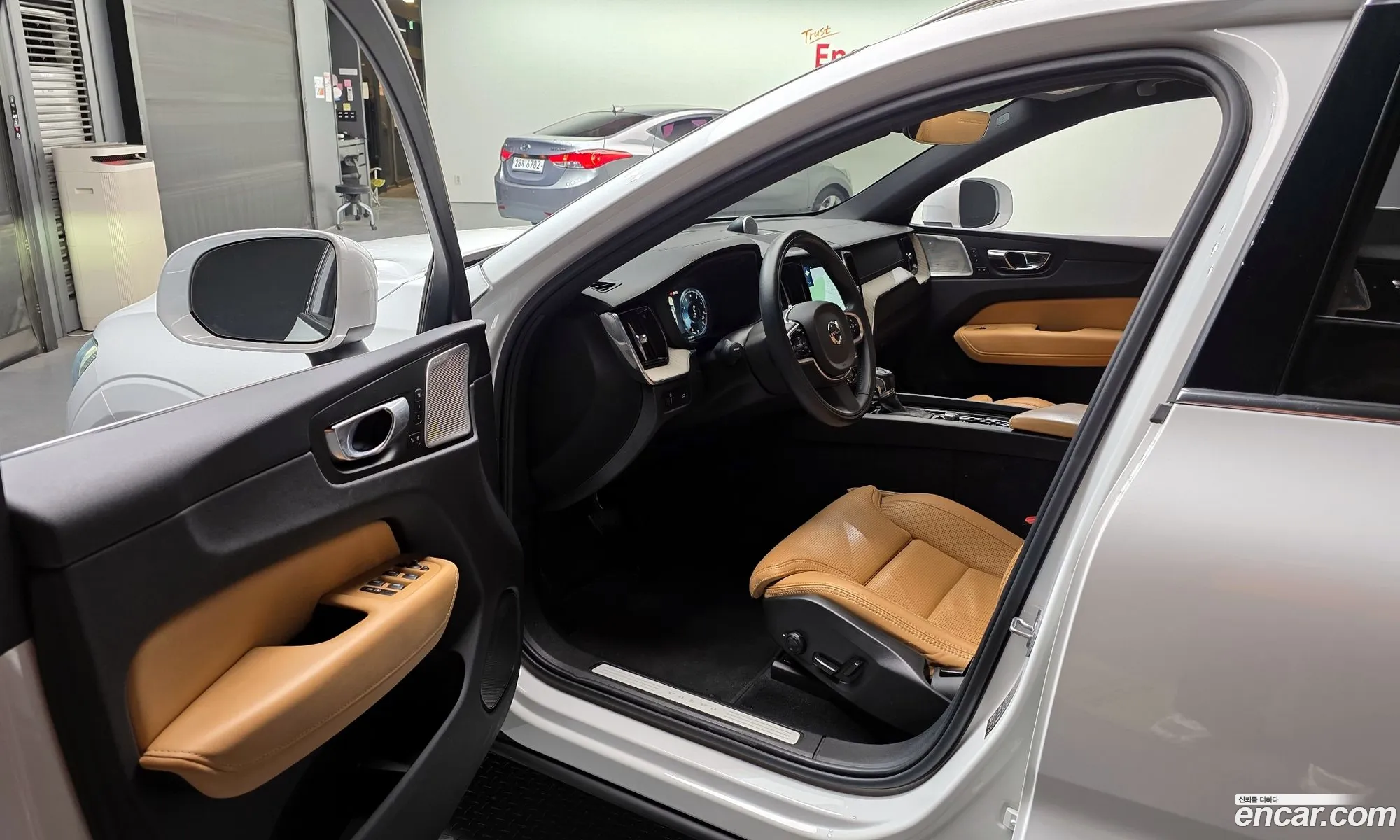 Volvo XC60 2020 YV1UZA22CL1584484 — 9