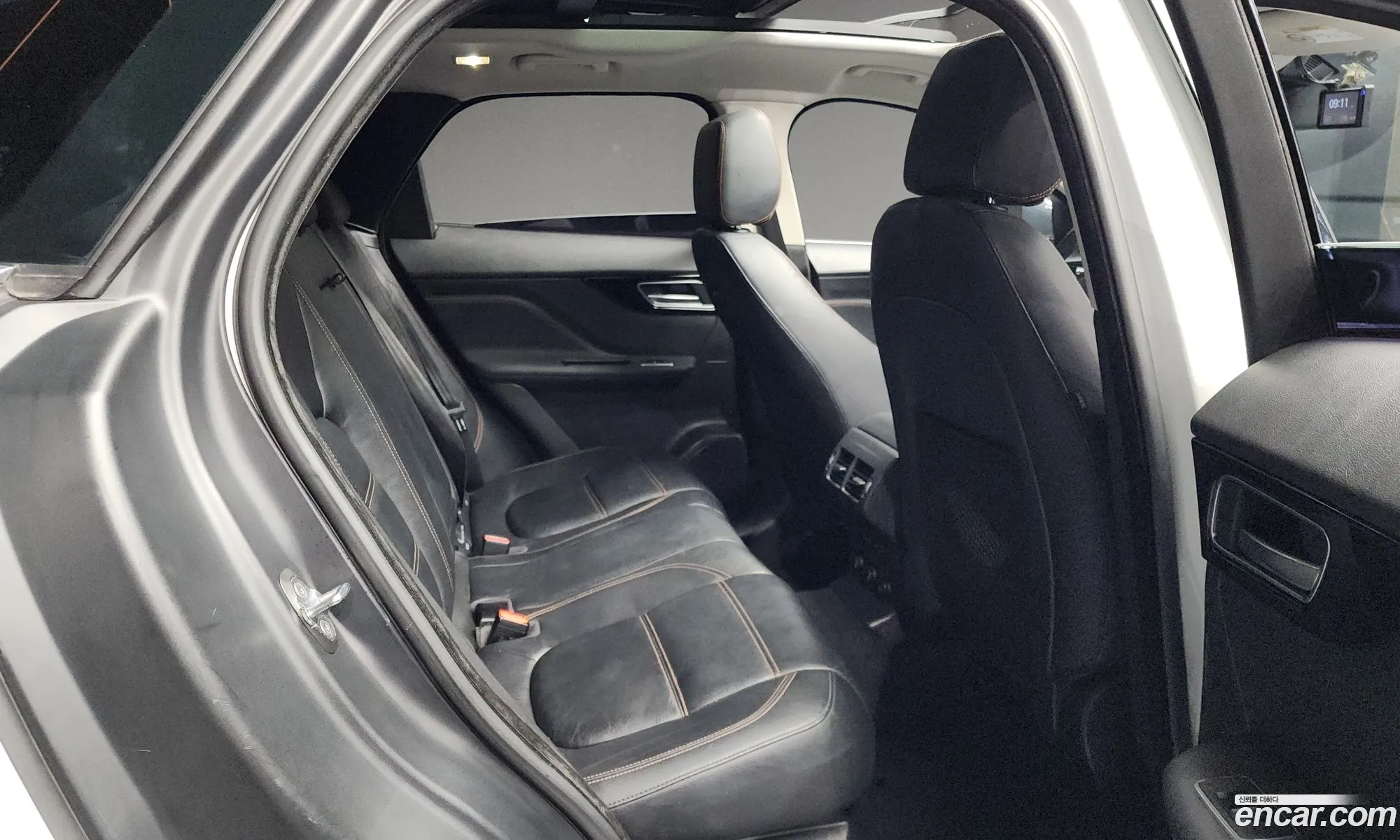 Jaguar F-Pace 2017 SADCA2BN5JA278097 — 19