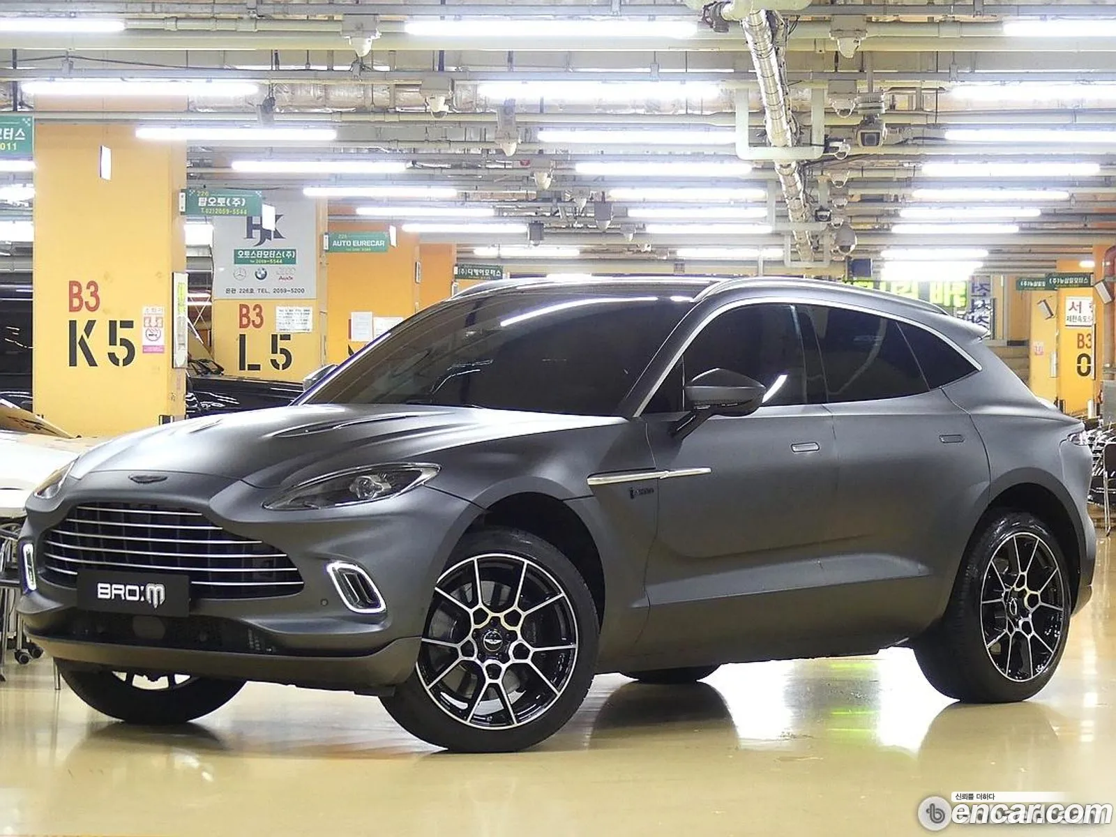Aston Martin DBX 2020 — 16