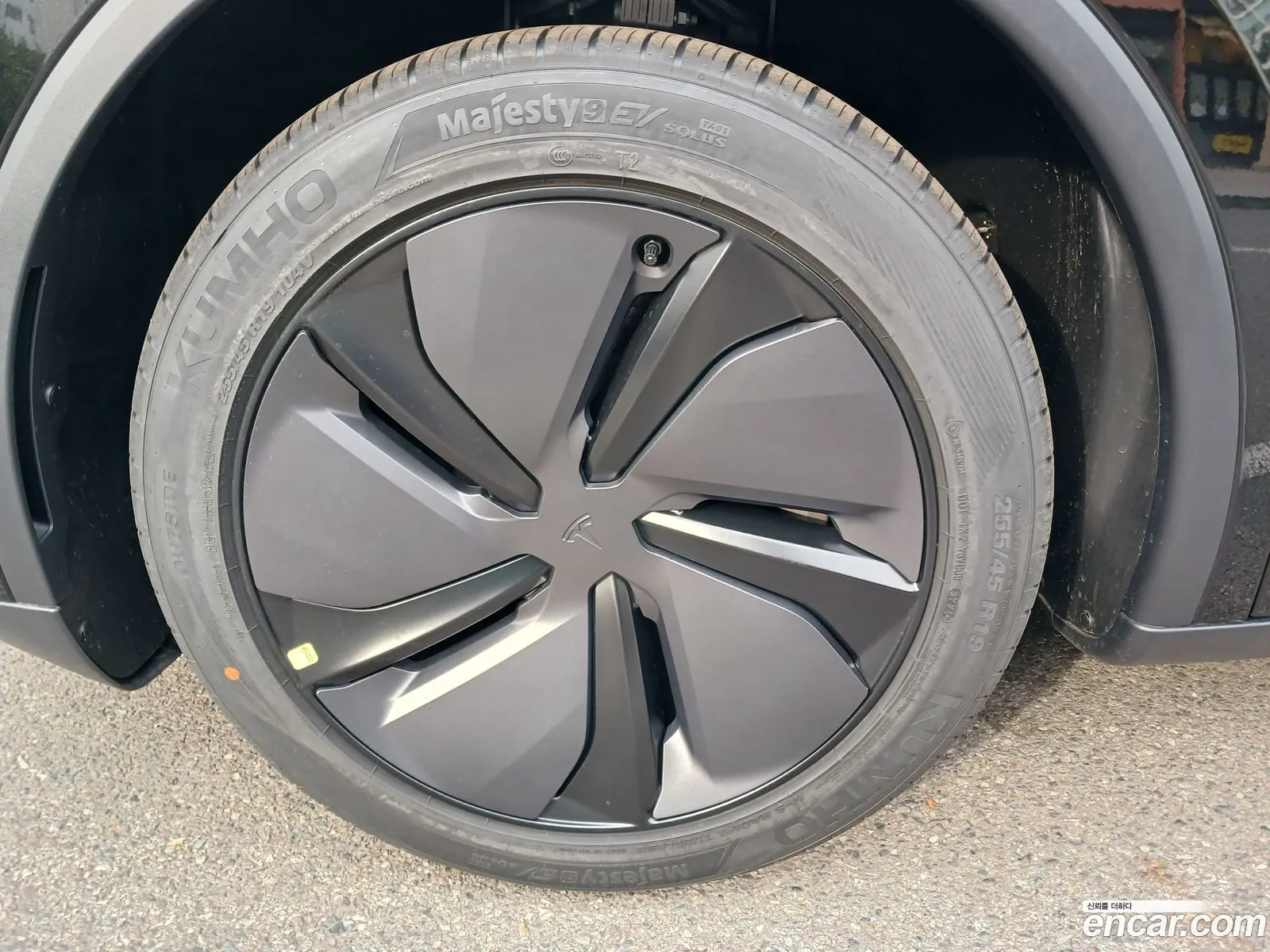 Tesla Model Y 2025 — 11