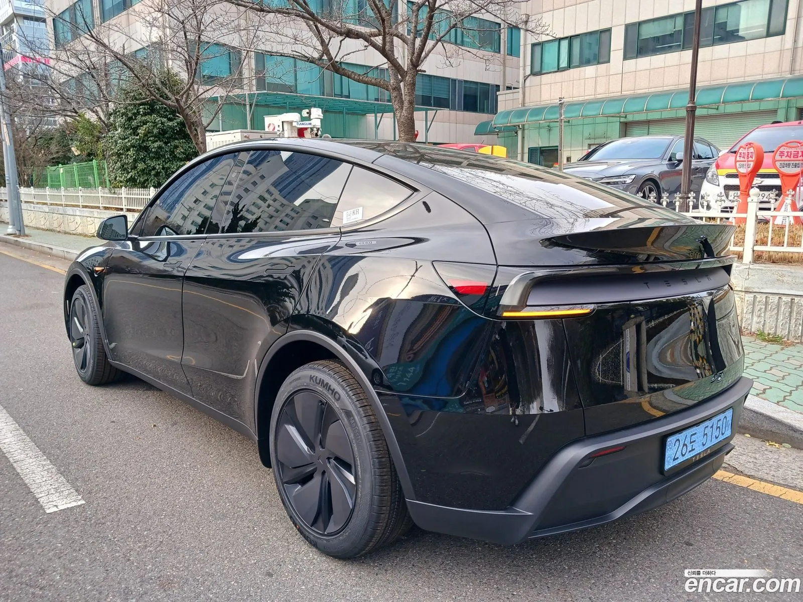 Tesla Model Y 2025 — 10