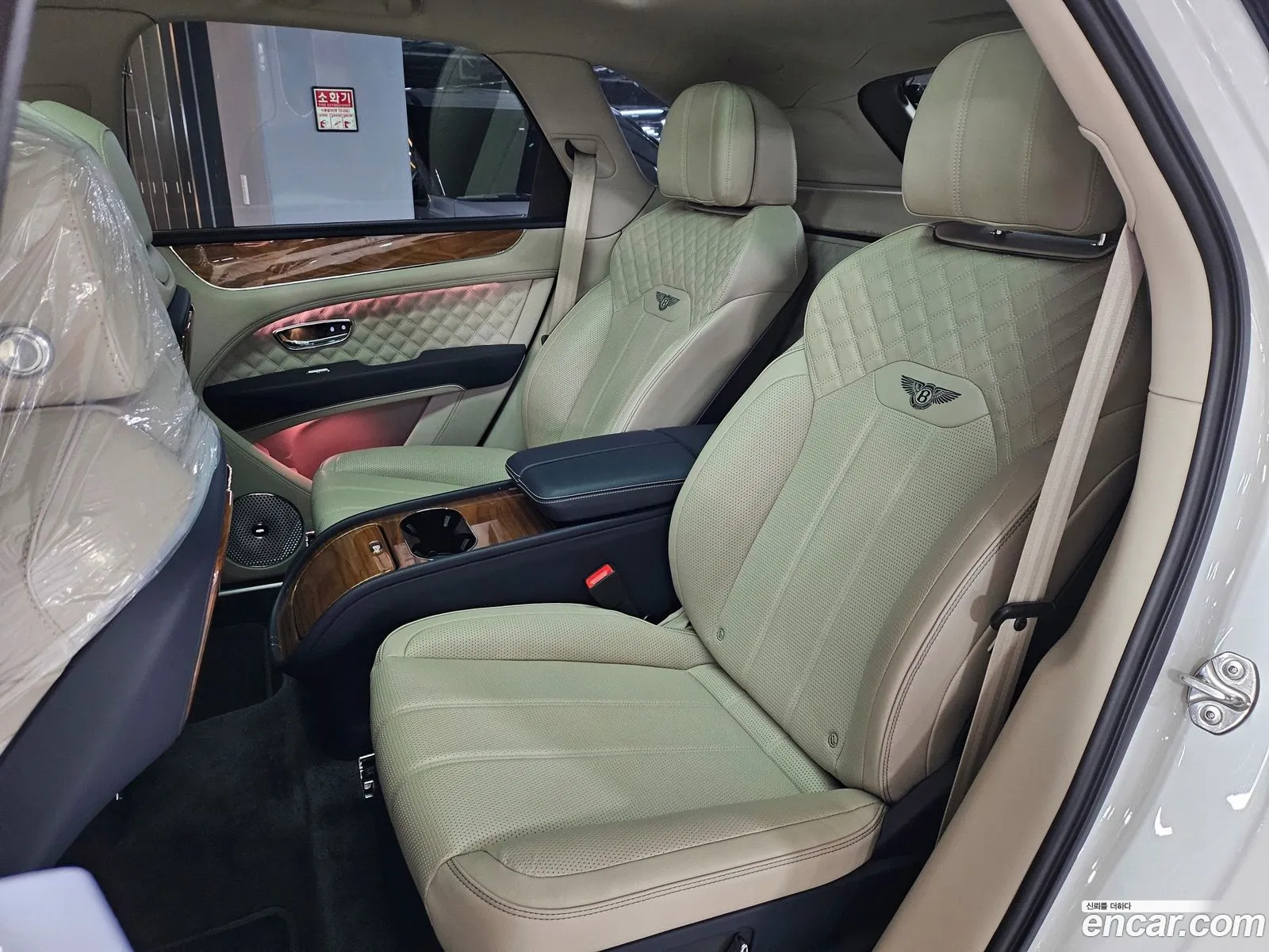 Bentley Bentayga 2021 — 17