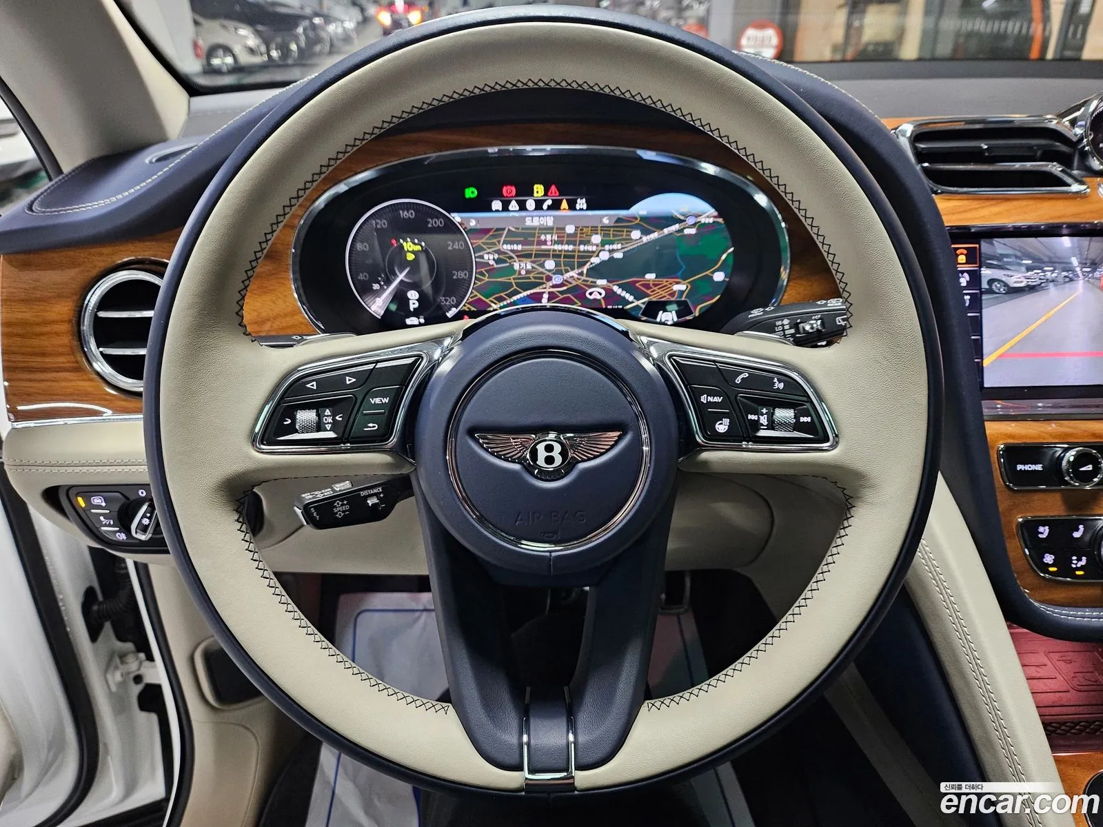 Bentley Bentayga 2021 — 14
