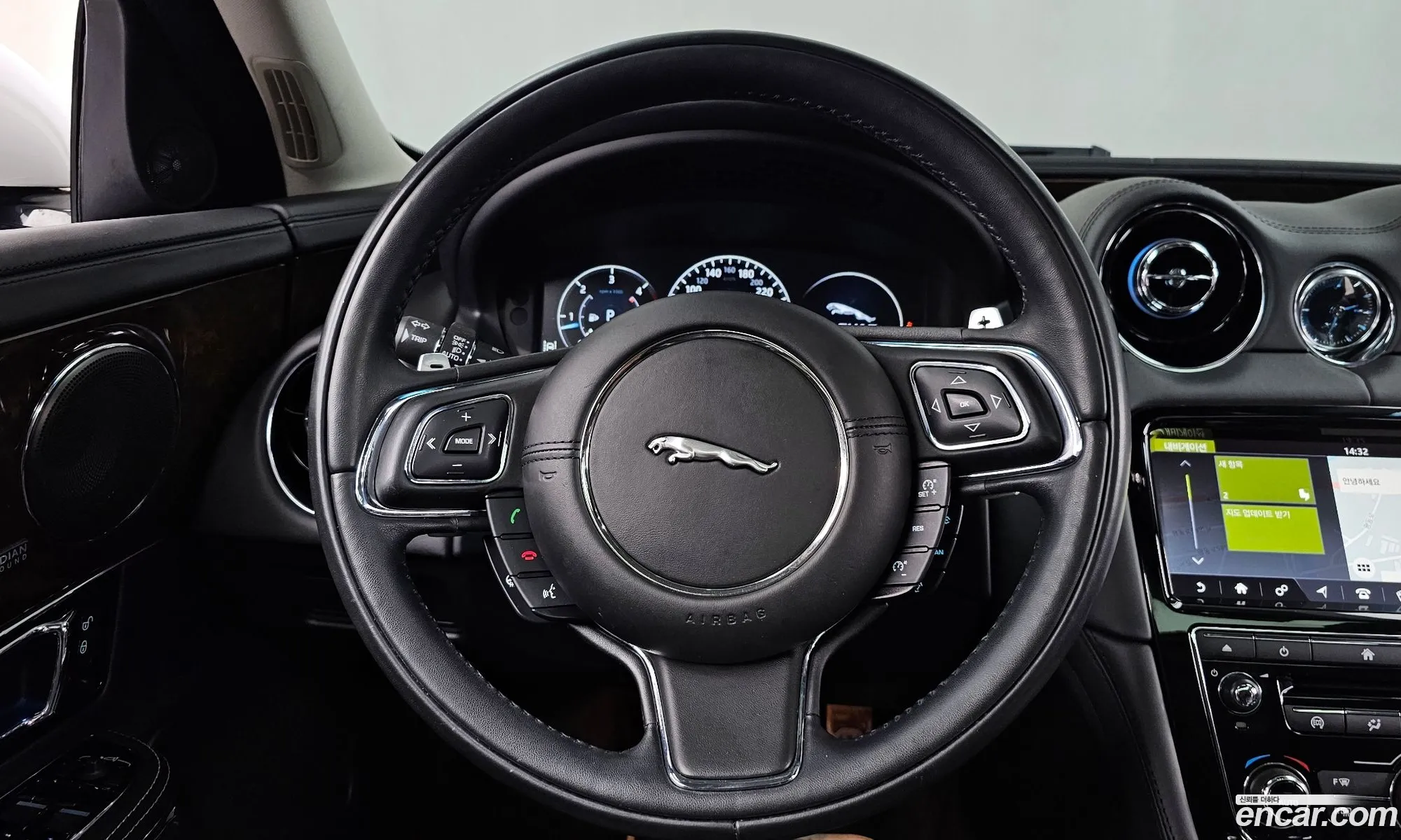 Jaguar XJ 2019 — 14