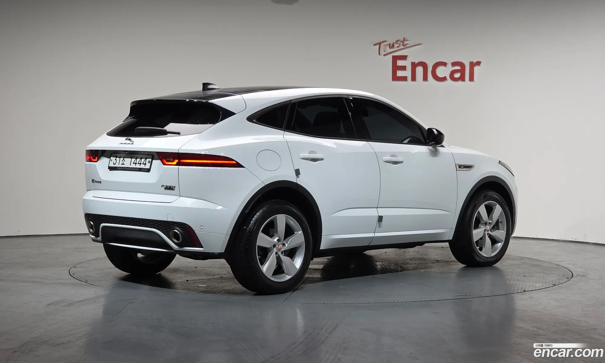 Jaguar E-Pace 2018 SADFA2BX8J1Z31097 — 14