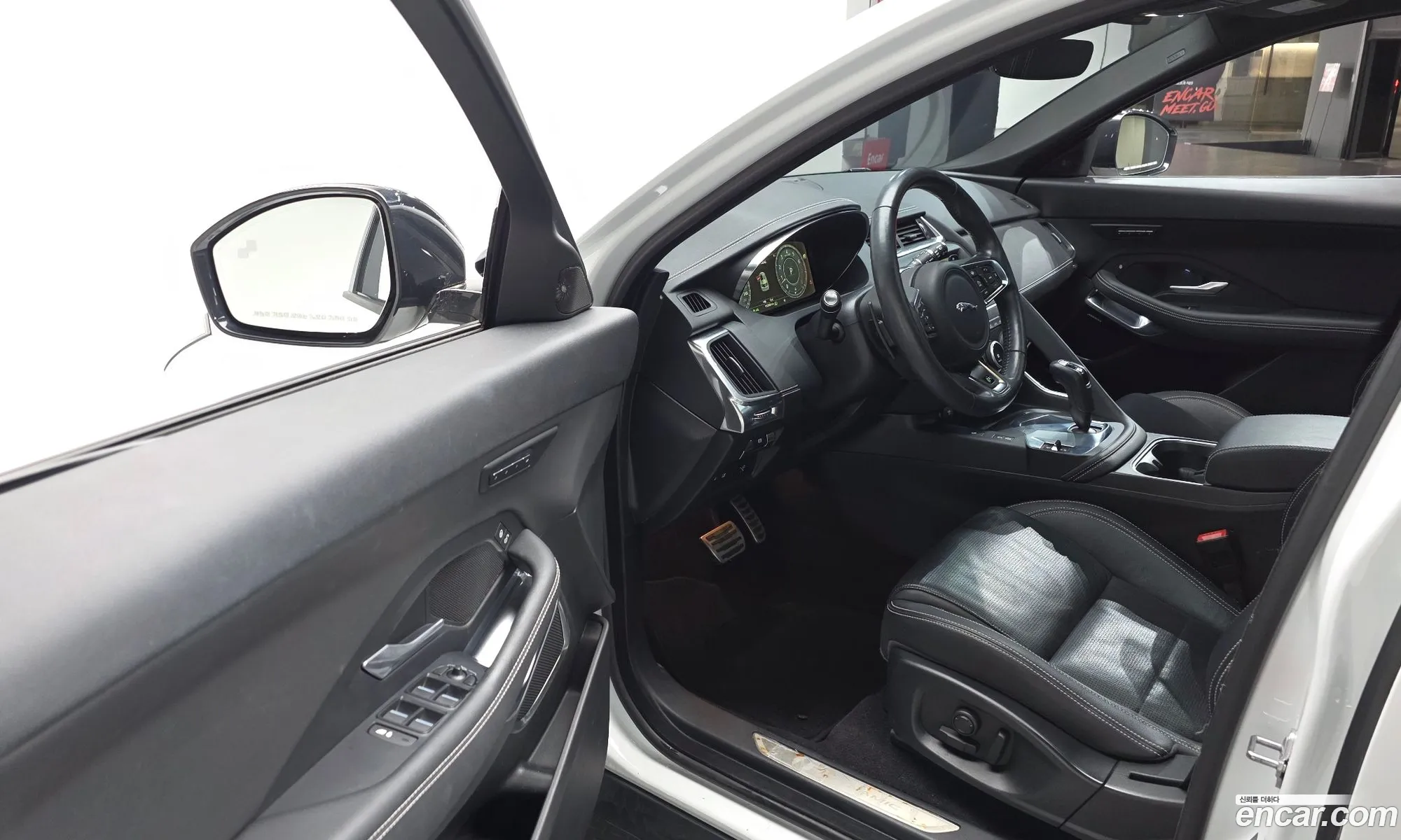 Jaguar E-Pace 2018 SADFA2BX8J1Z31097 — 19