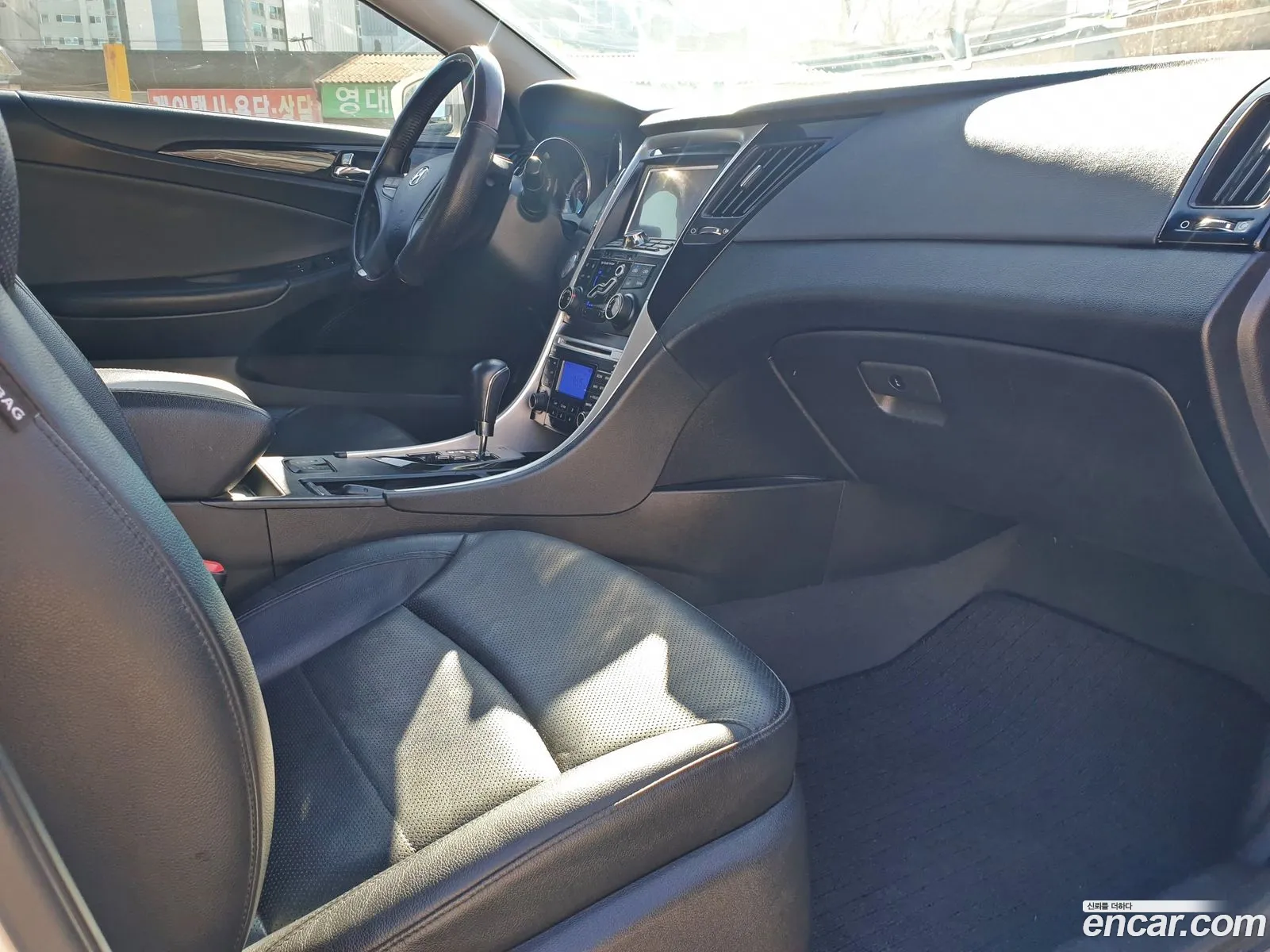 Hyundai YF Sonata 2010 — 18