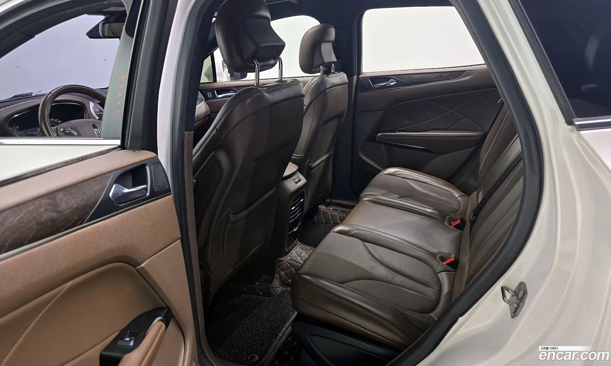 Lincoln MKC 2018 5LMCJ3D92JUL20184 — 10