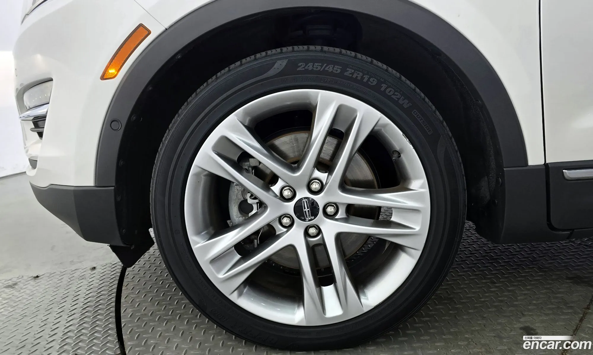 Lincoln MKC 2018 5LMCJ3D92JUL20184 — 9