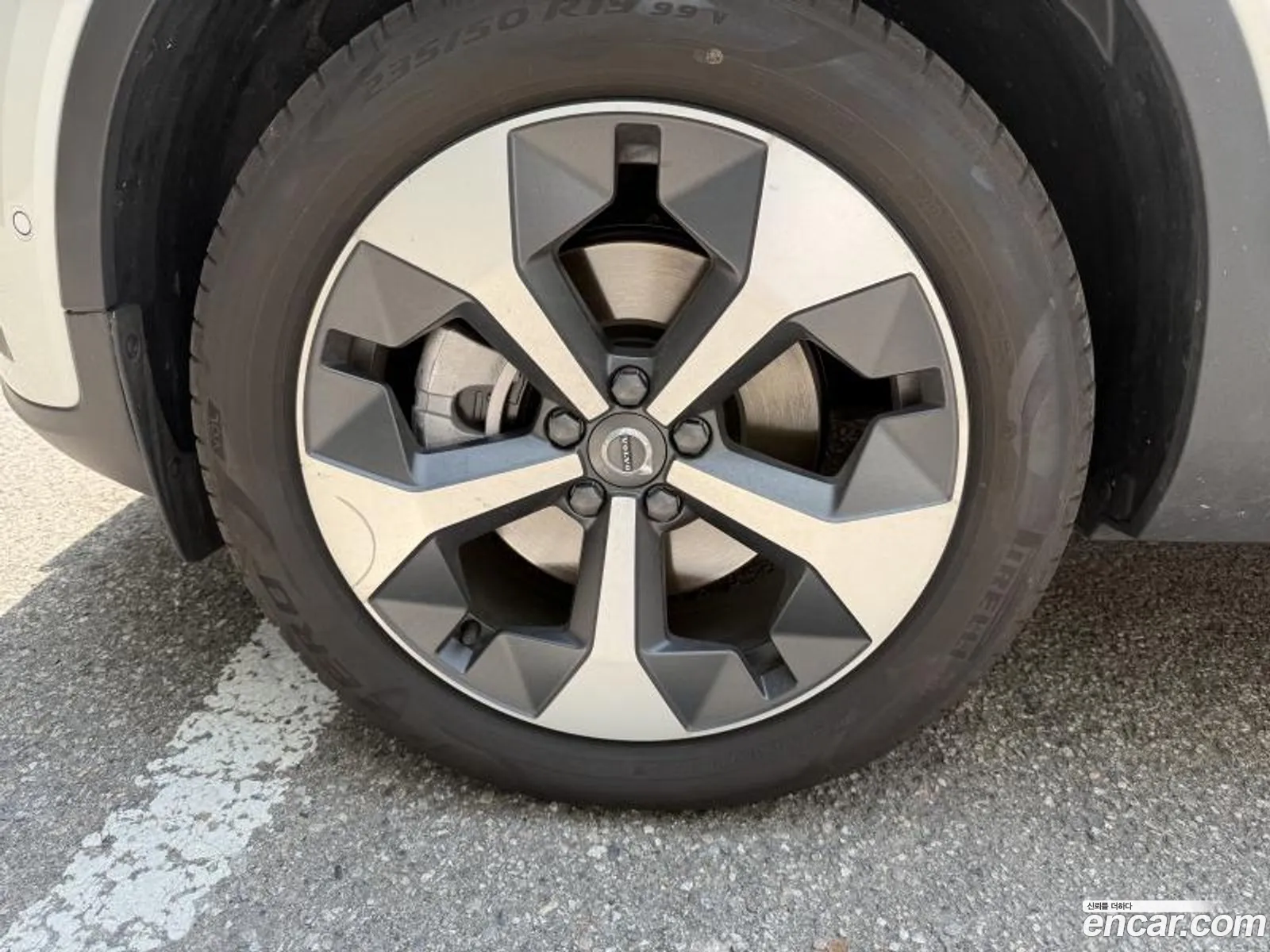 Volvo XC40 2024 — 2