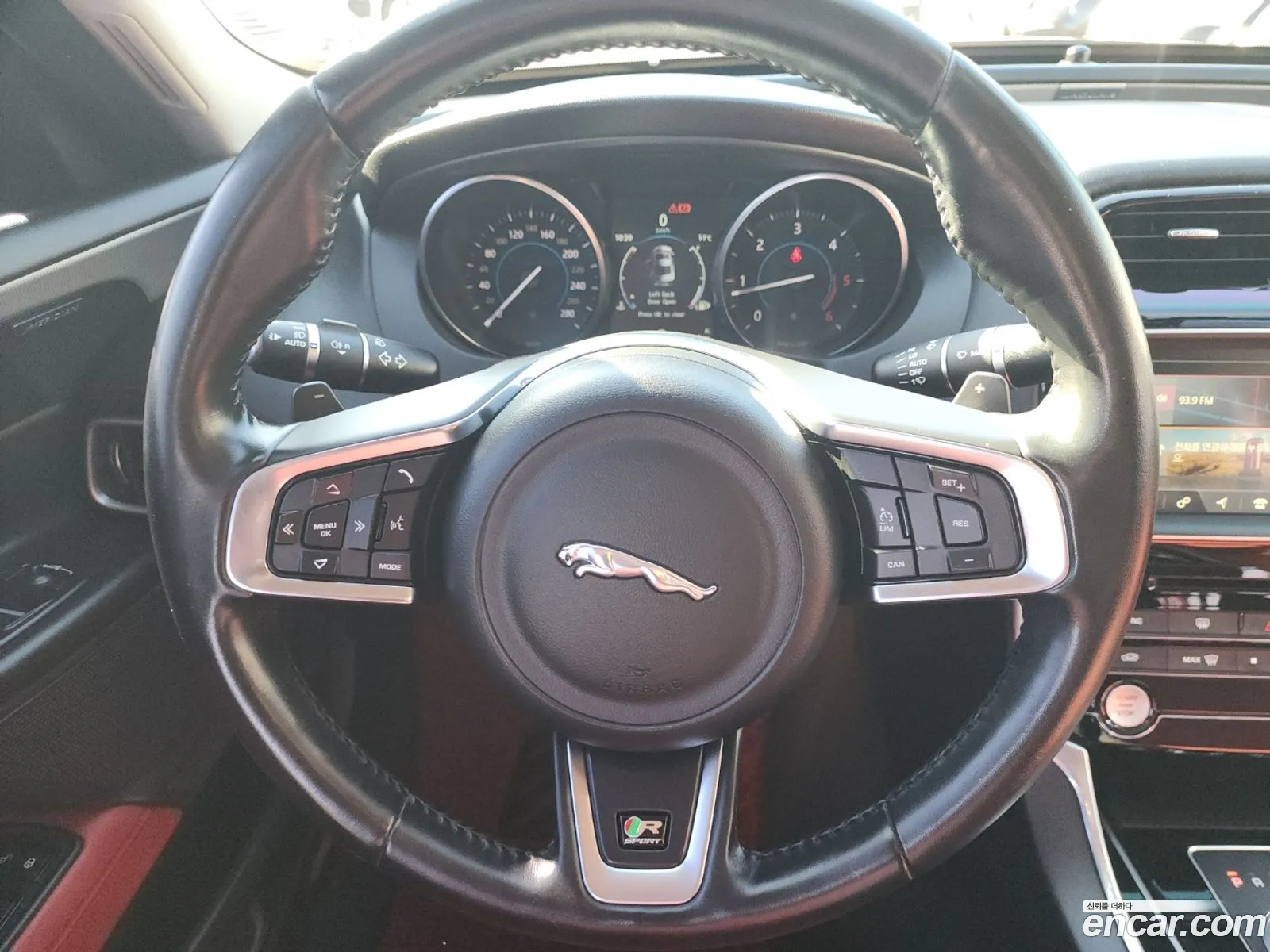Jaguar XE 2017 — 10
