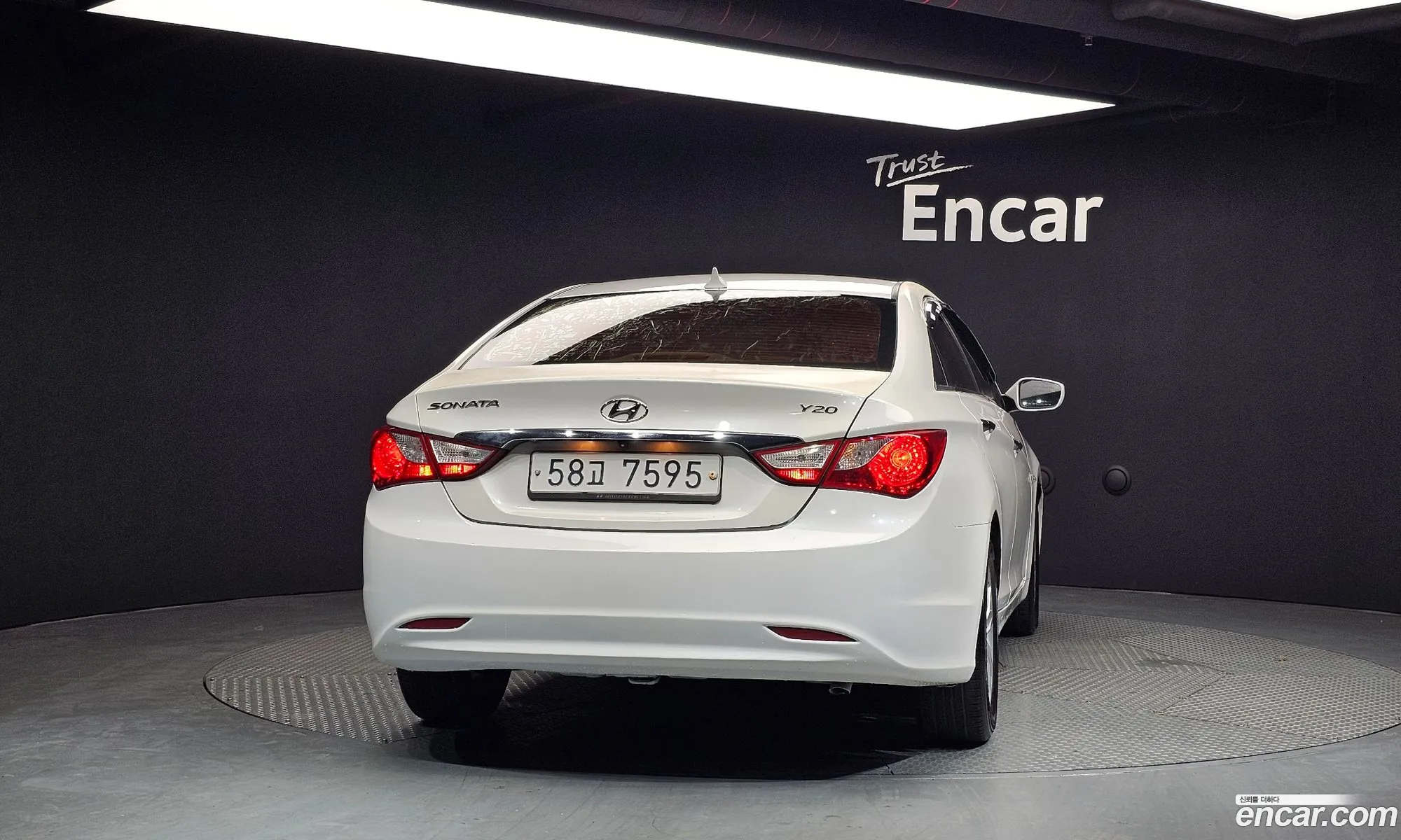 Hyundai YF Sonata 2011 — 18