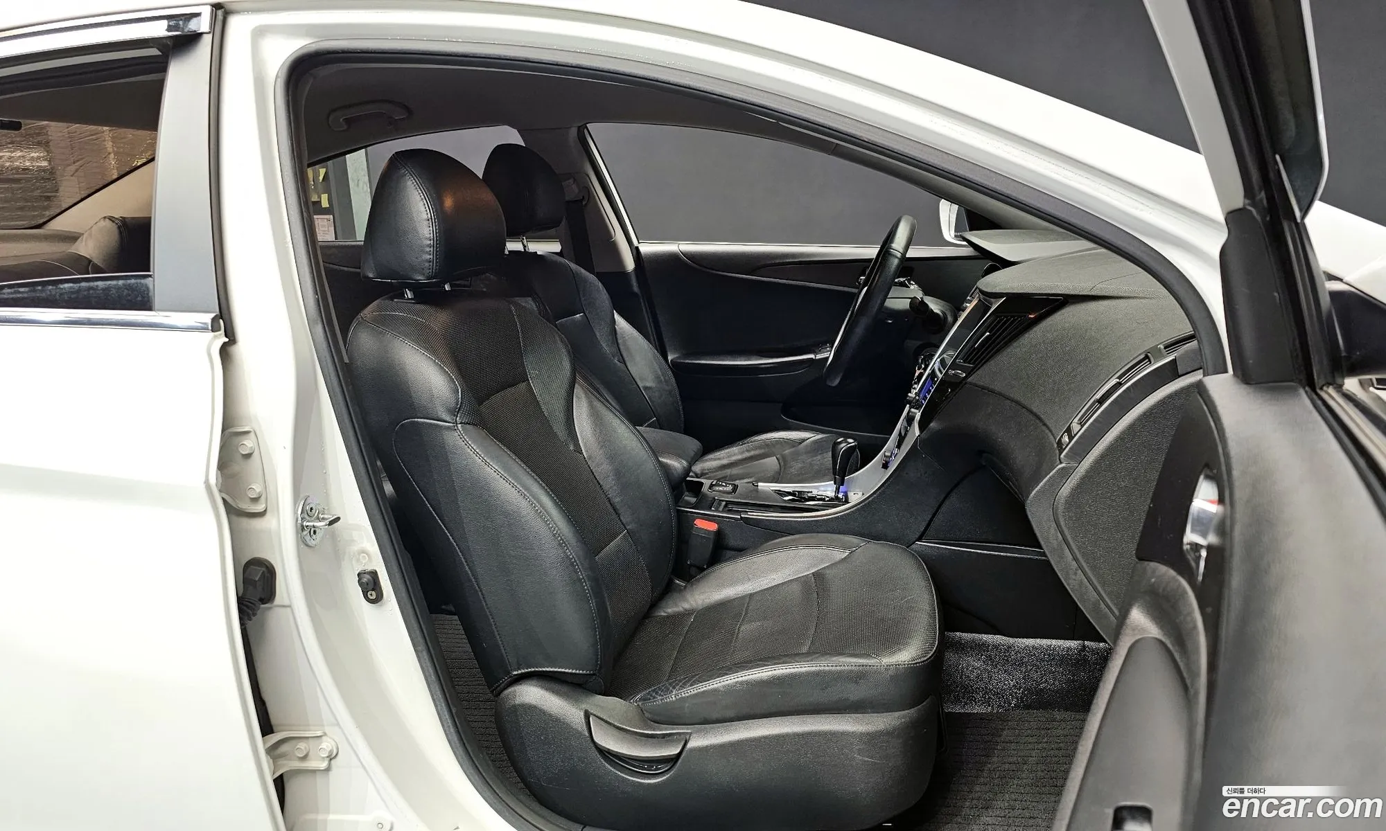 Hyundai YF Sonata 2011 — 10