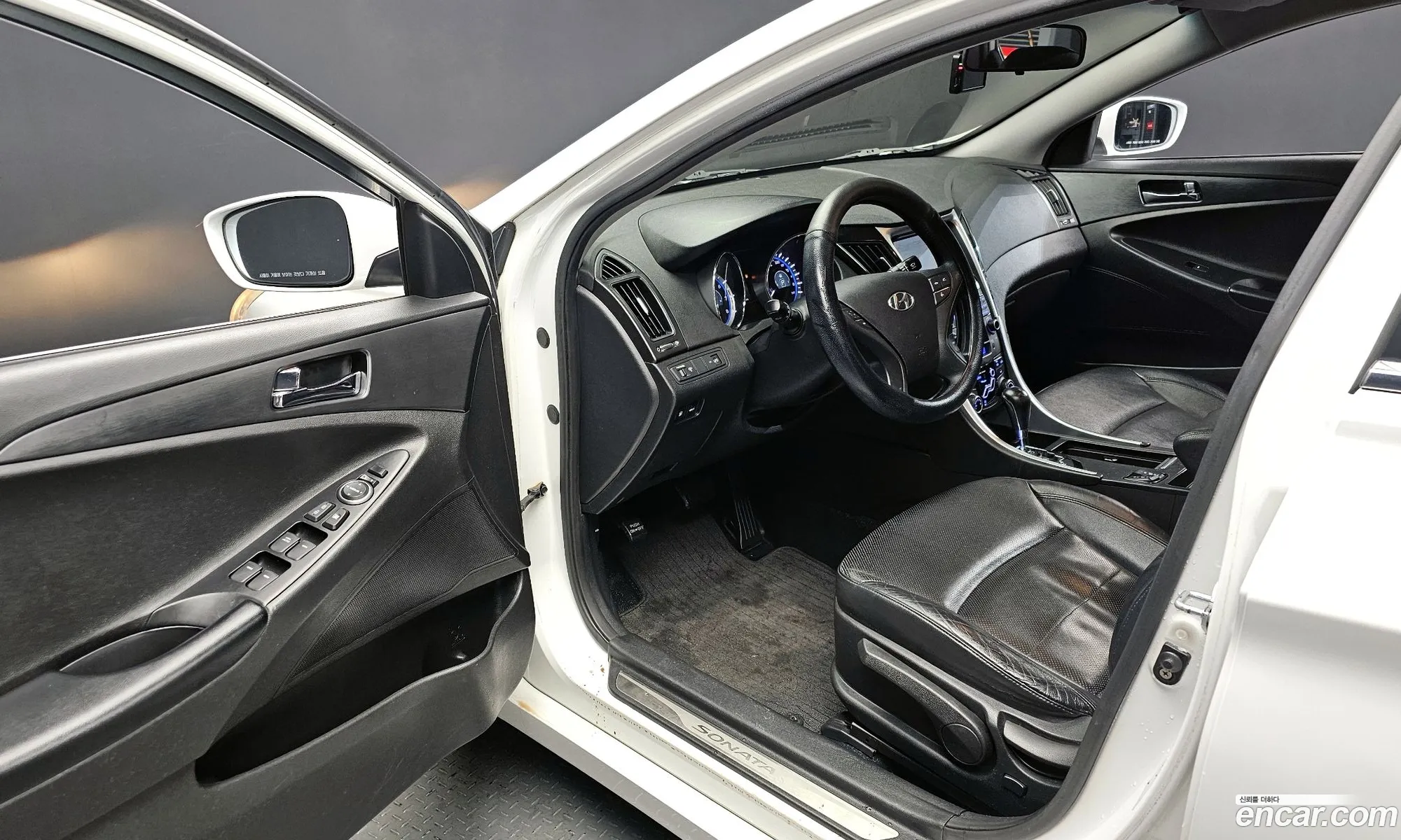 Hyundai YF Sonata 2011 — 20
