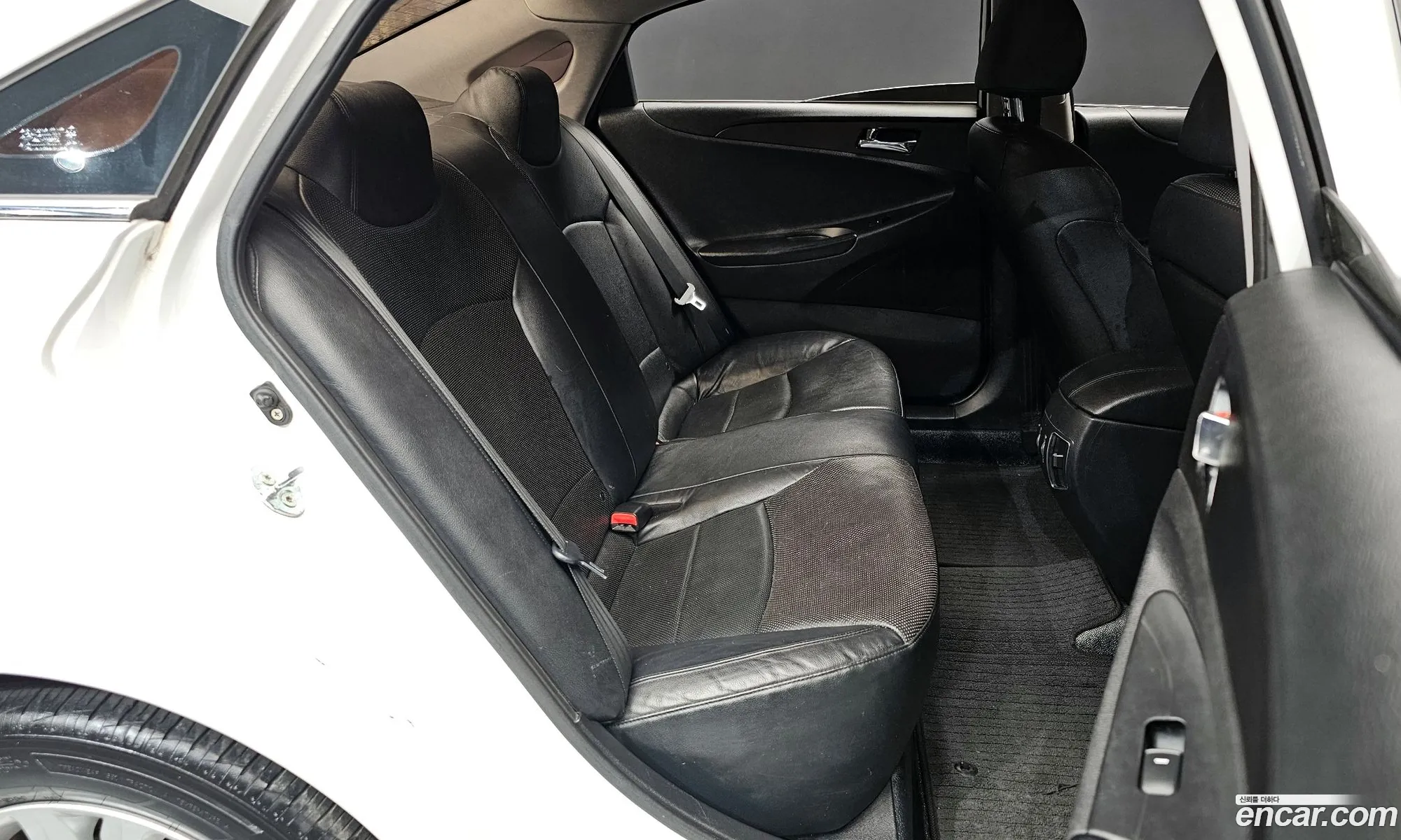 Hyundai YF Sonata 2011 — 15