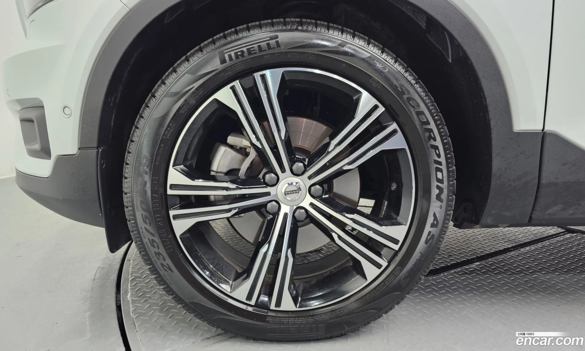 Volvo XC40 2019 YV1XZACACL2197930 — 19