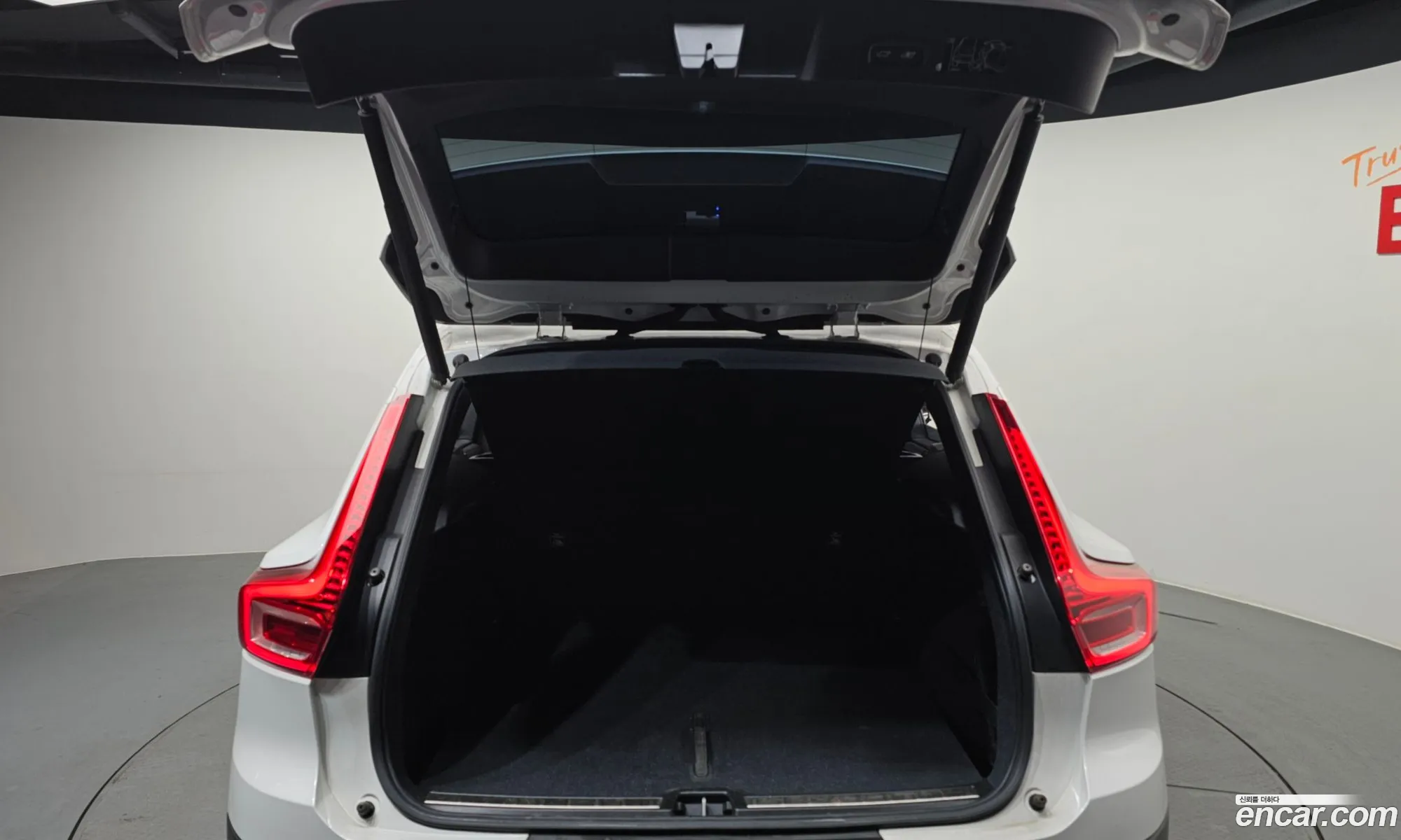 Volvo XC40 2019 YV1XZACACL2197930 — 2