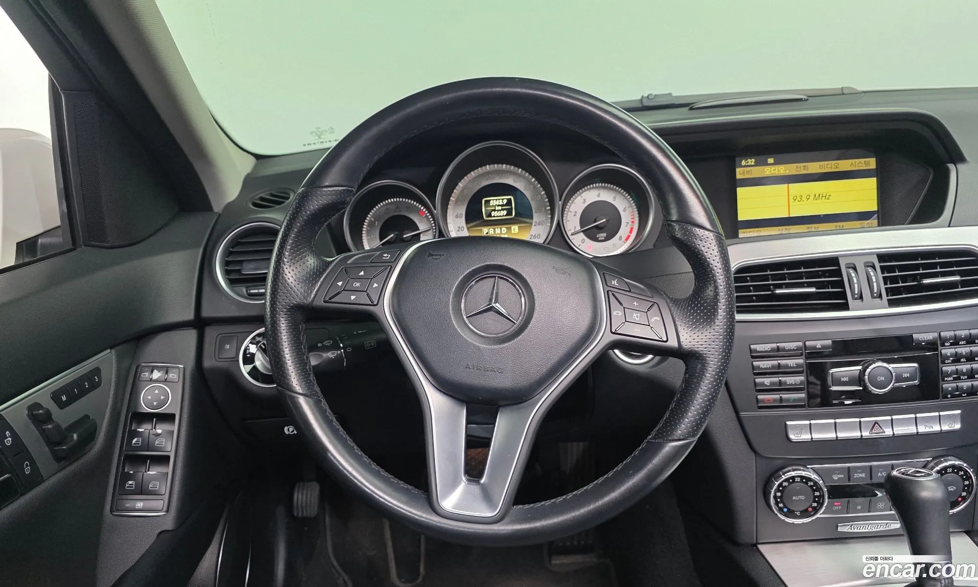 Mercedes-Benz C-Class W204 2011 WDDGF4JB2CA621832 — 12