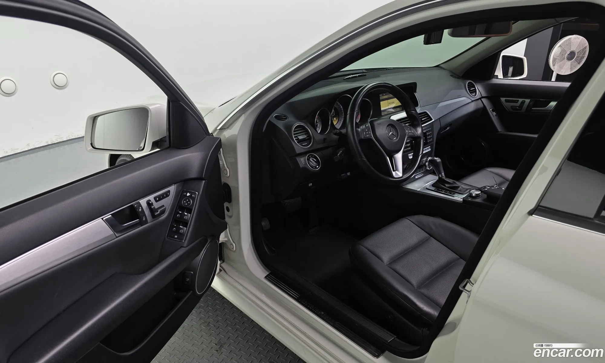 Mercedes-Benz C-Class W204 2011 WDDGF4JB2CA621832 — 3