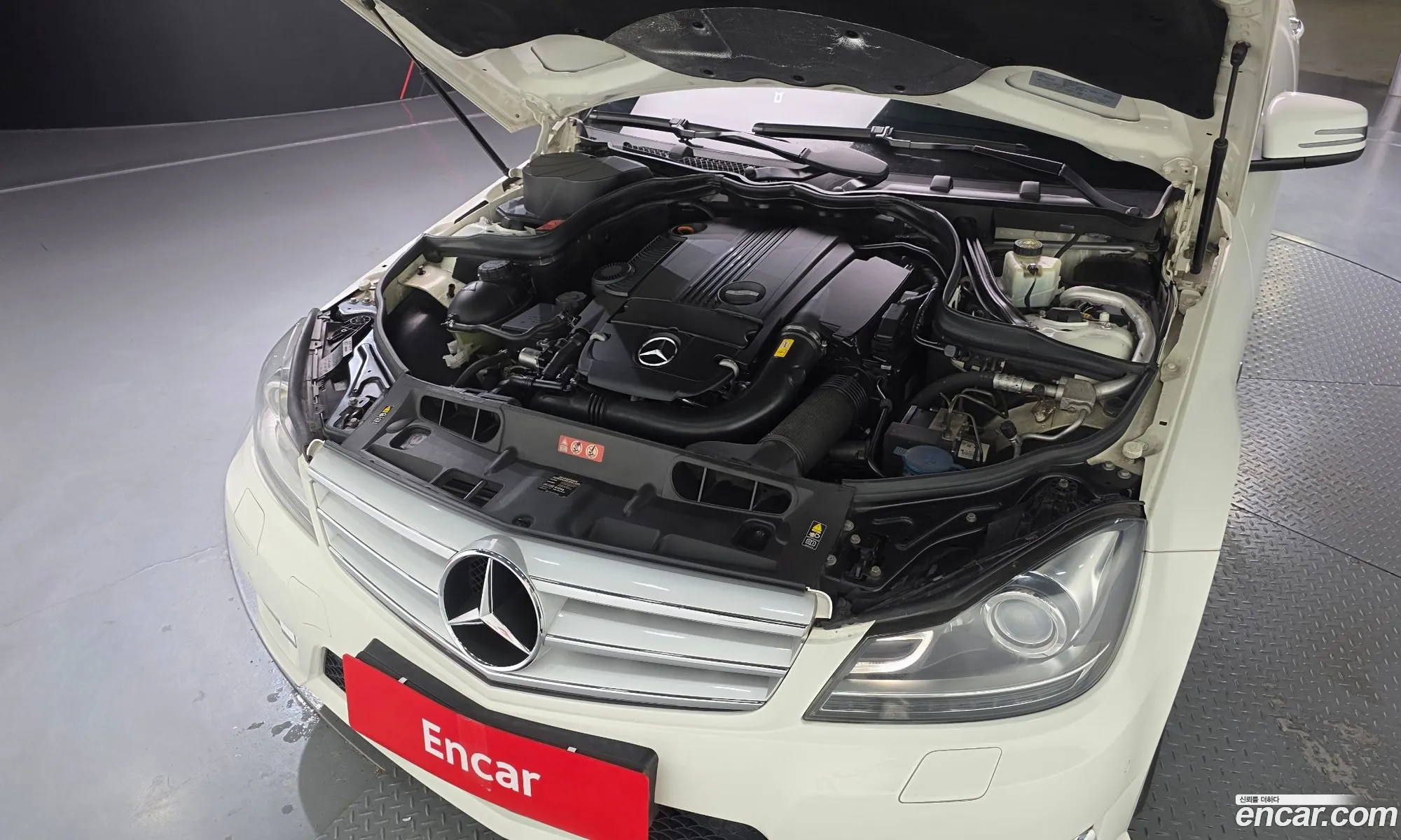 Mercedes-Benz C-Class W204 2011 WDDGF4JB2CA621832 — 11