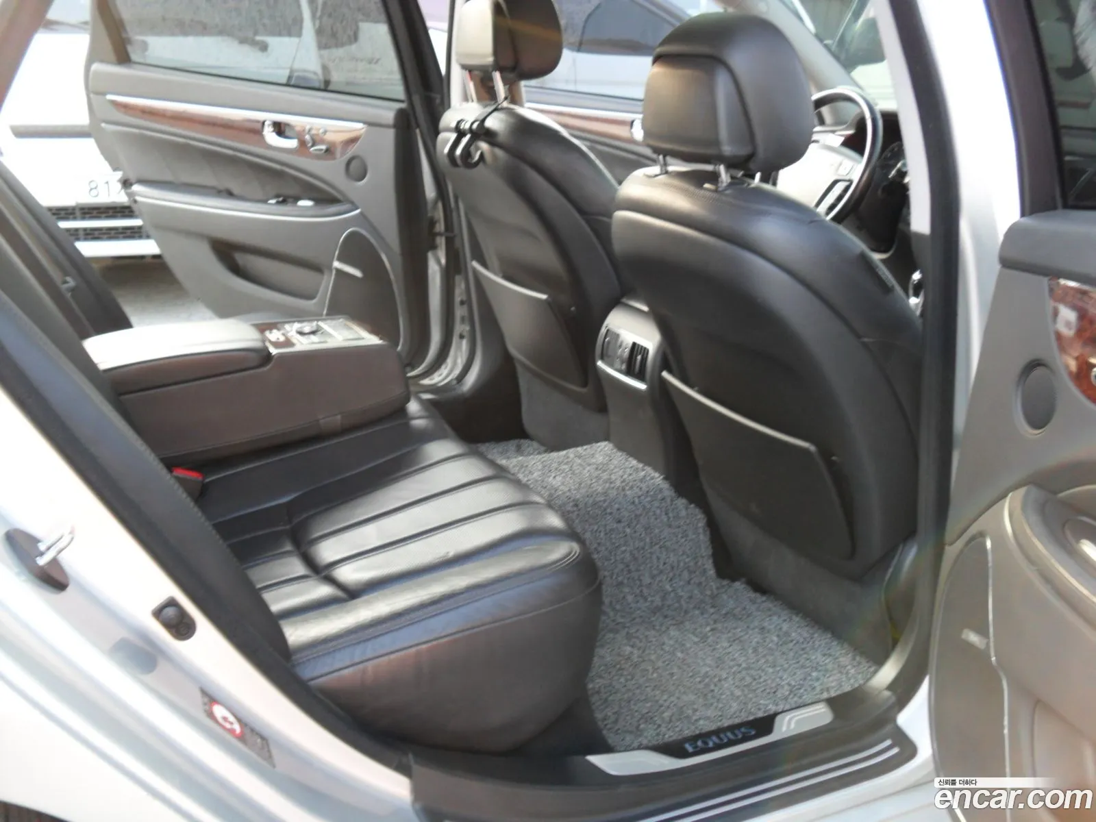 Hyundai Equus 2010 — 14