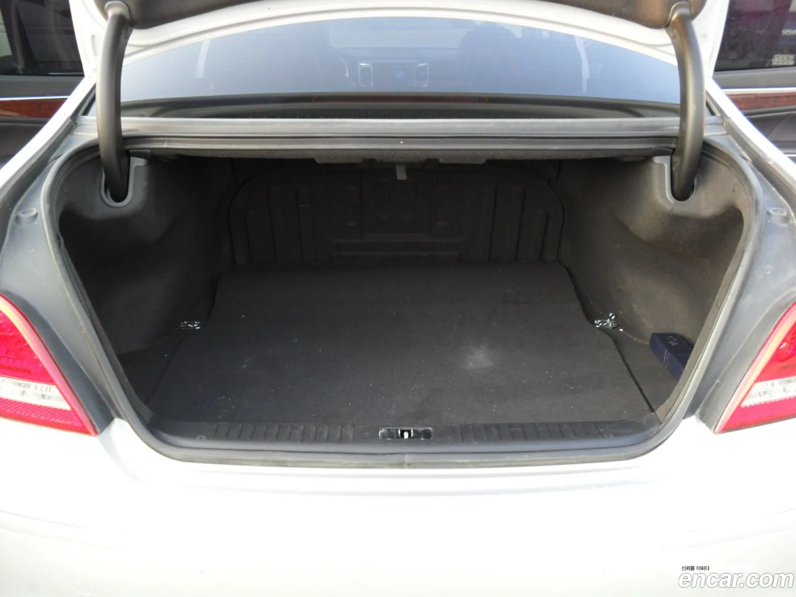 Hyundai Equus 2010 — 19
