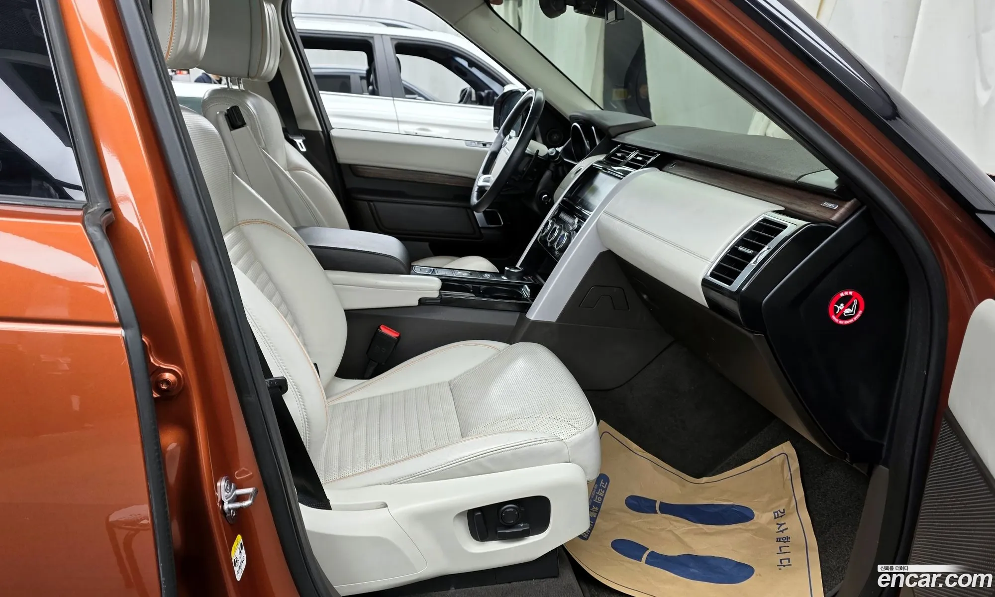 Land Rover Discovery 5 2017 SALRA2BK1HA042156 — 5
