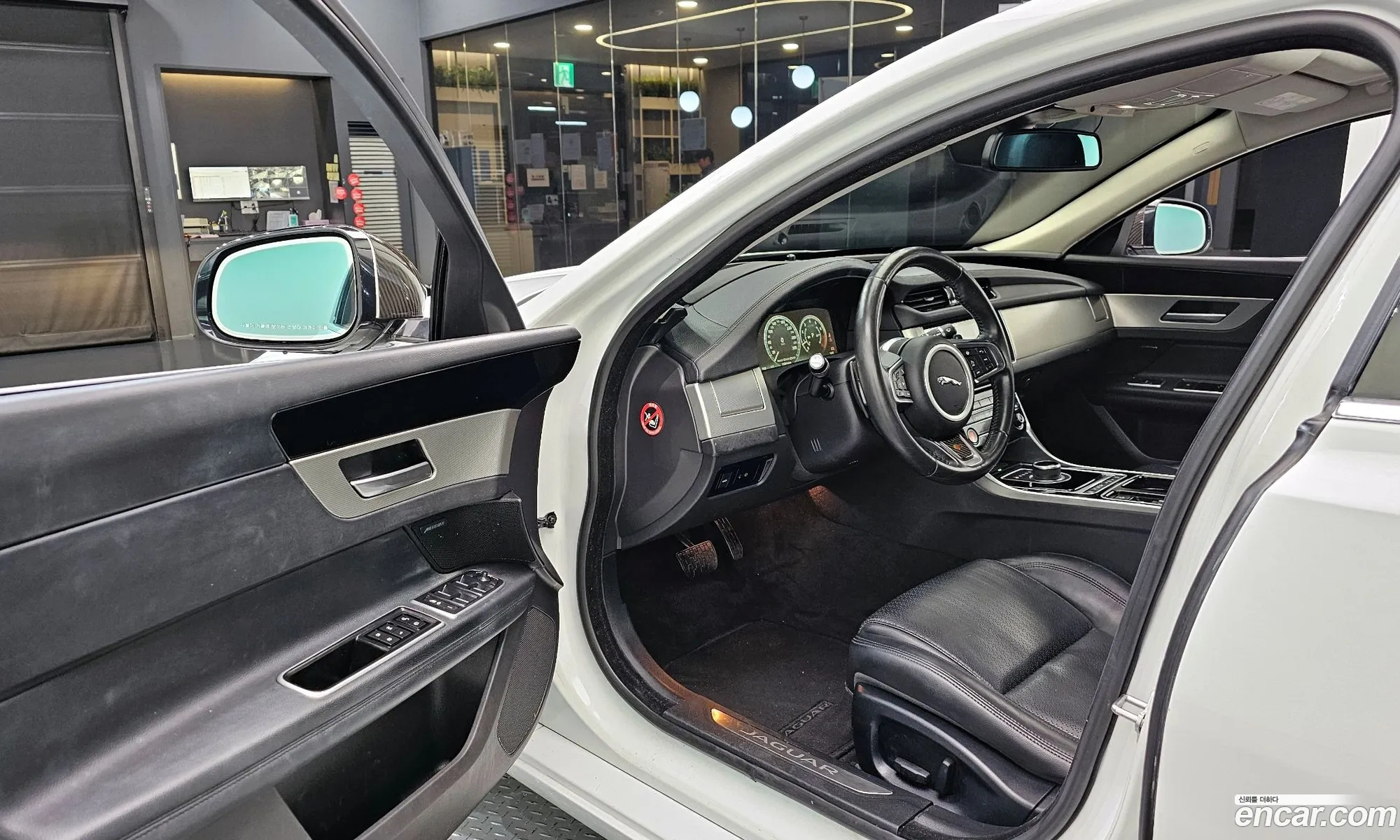 Jaguar XF 2018 — 12
