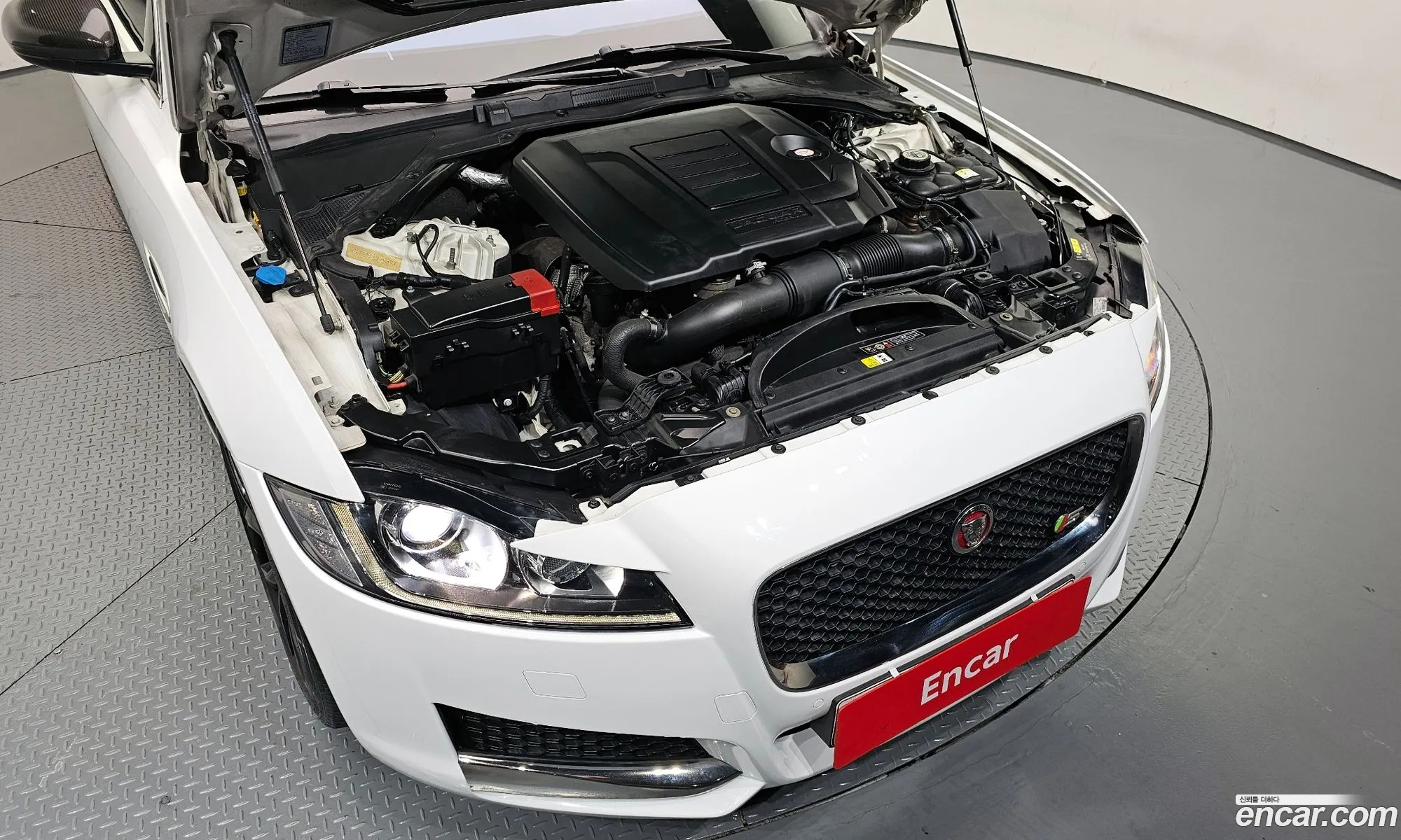 Jaguar XF 2018 — 19