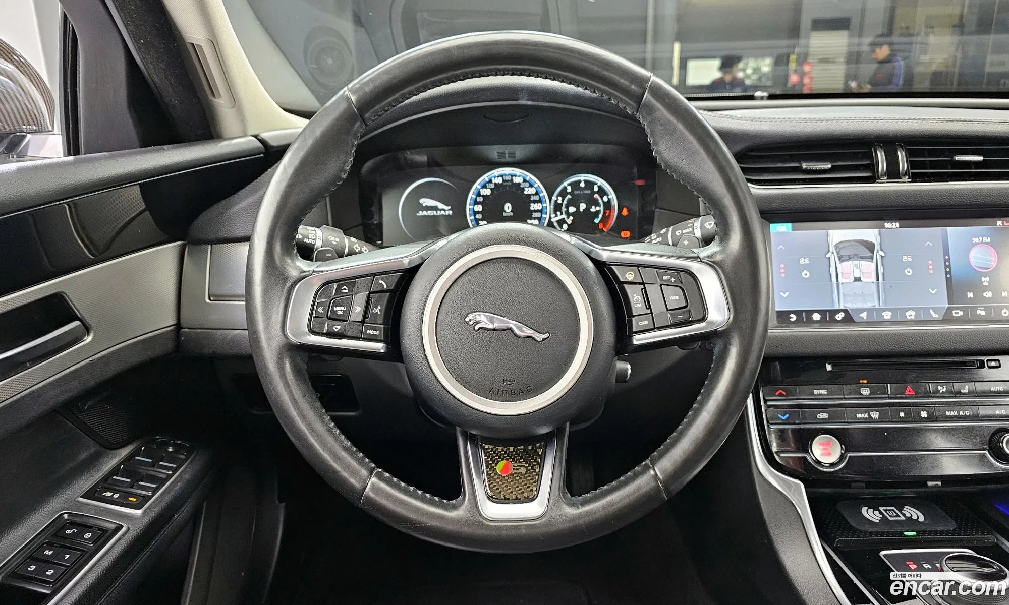 Jaguar XF 2018 — 18