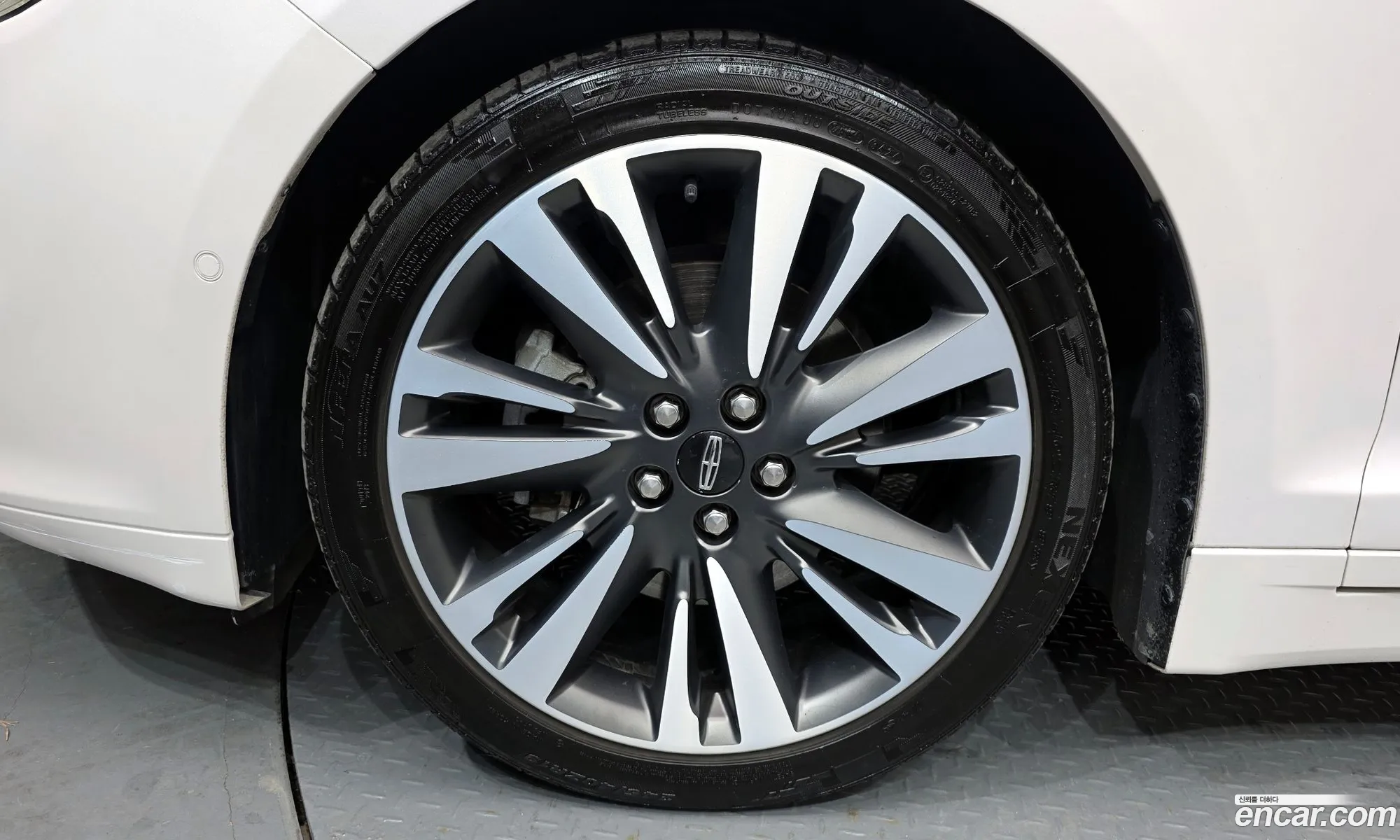 Lincoln MKZ 2017 3LN6L5MU8HR658684 — 12