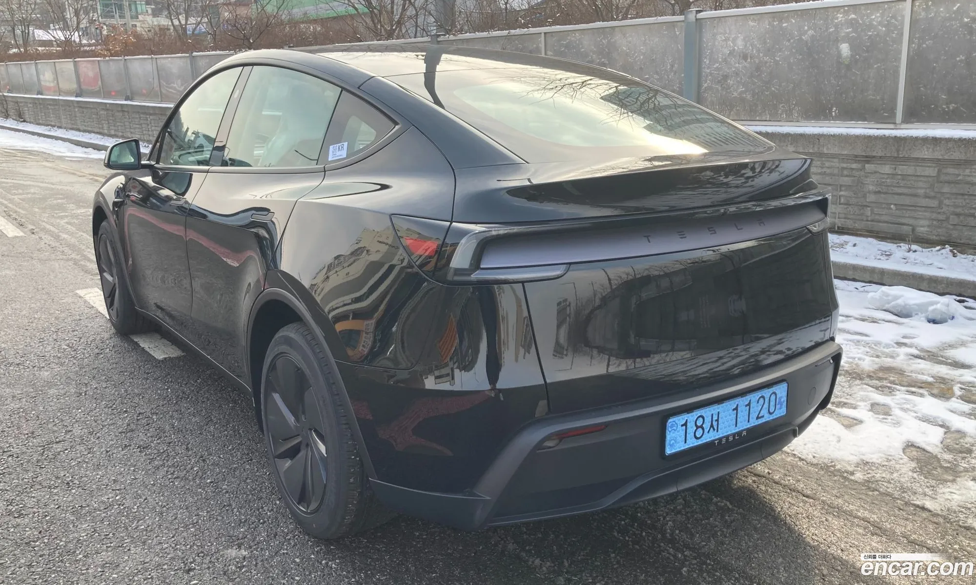 Tesla Model Y 2025 — 17