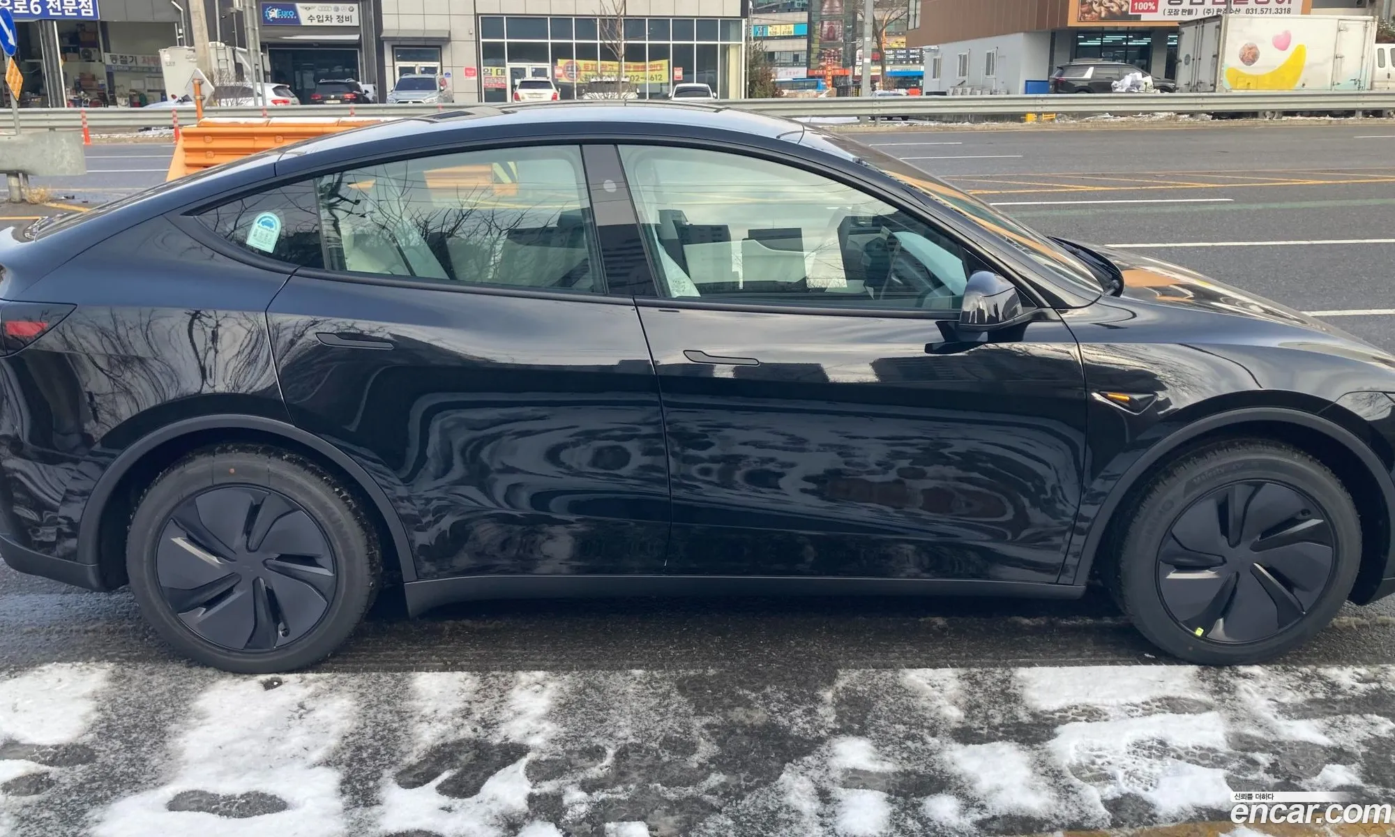 Tesla Model Y 2025 — 2