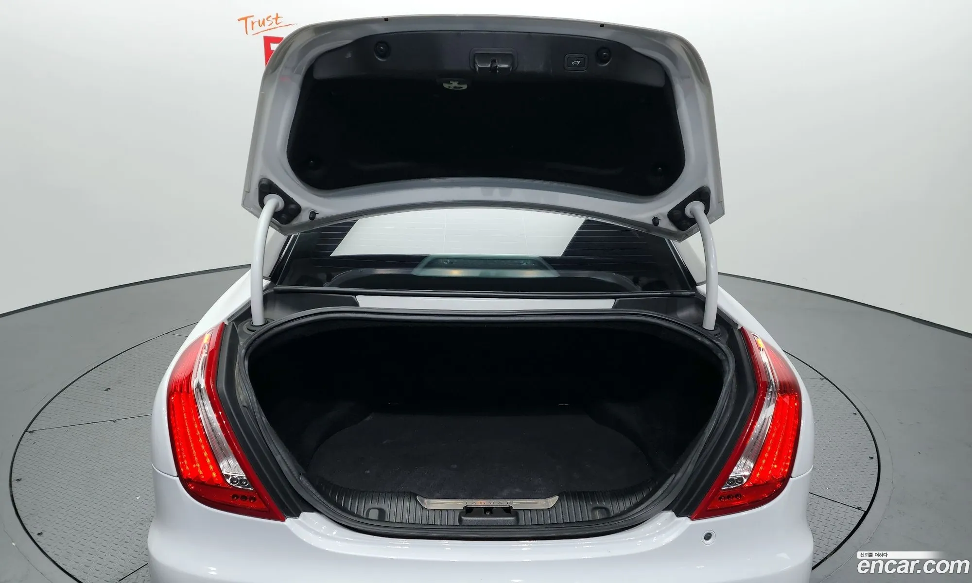 Jaguar XJ 2013 SAJAA20S2DPV46408 — 10