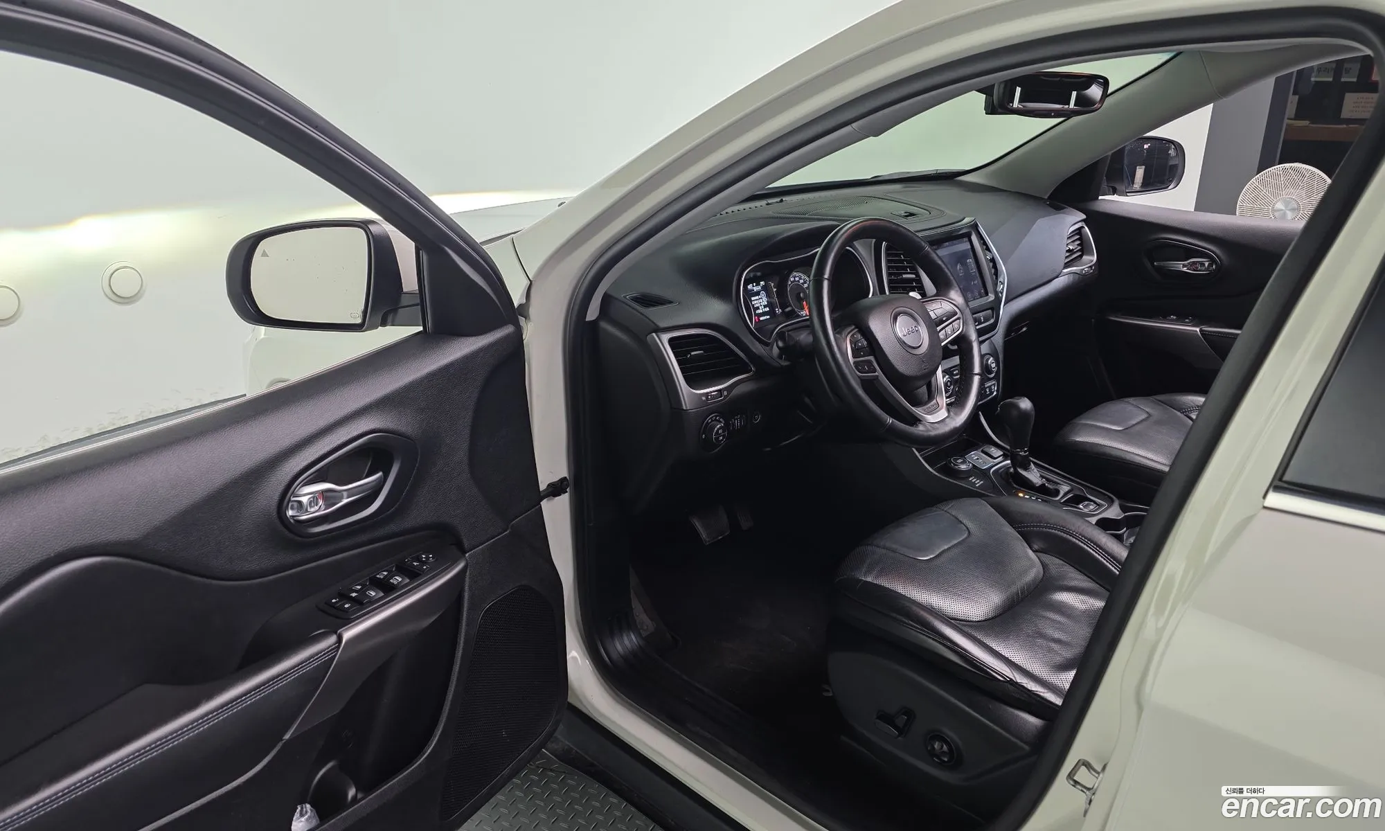 Jeep Cherokee 2018 1C4PJMCB3KD166721 — 18