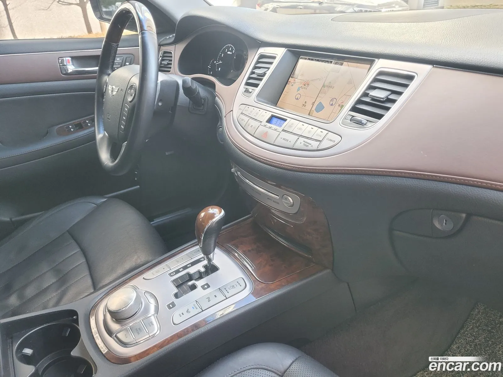 Hyundai Genesis 2010 — 12