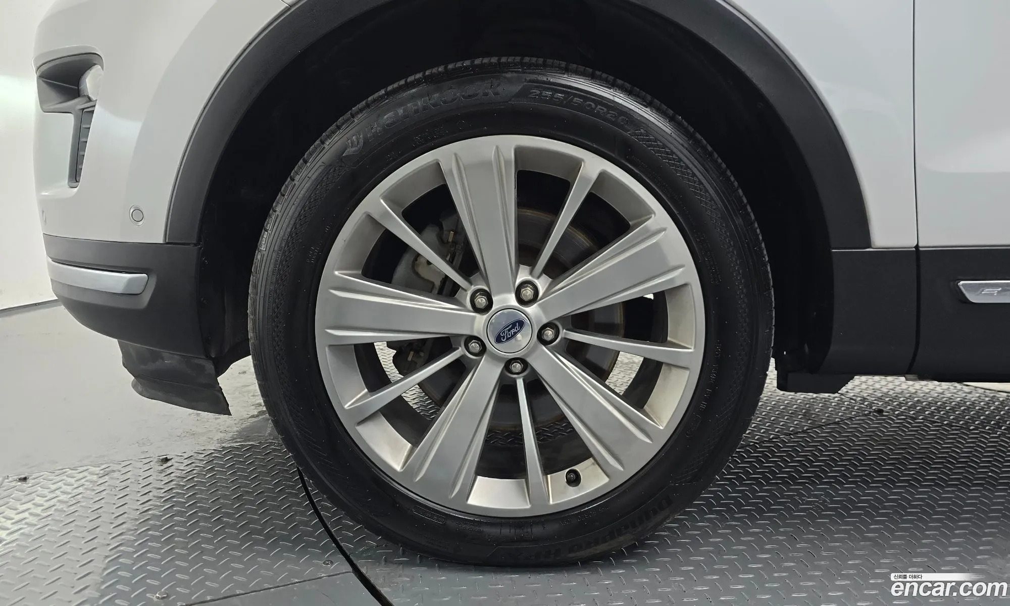Ford Explorer 2018 1FM5K8FH9JGA44935 — 18