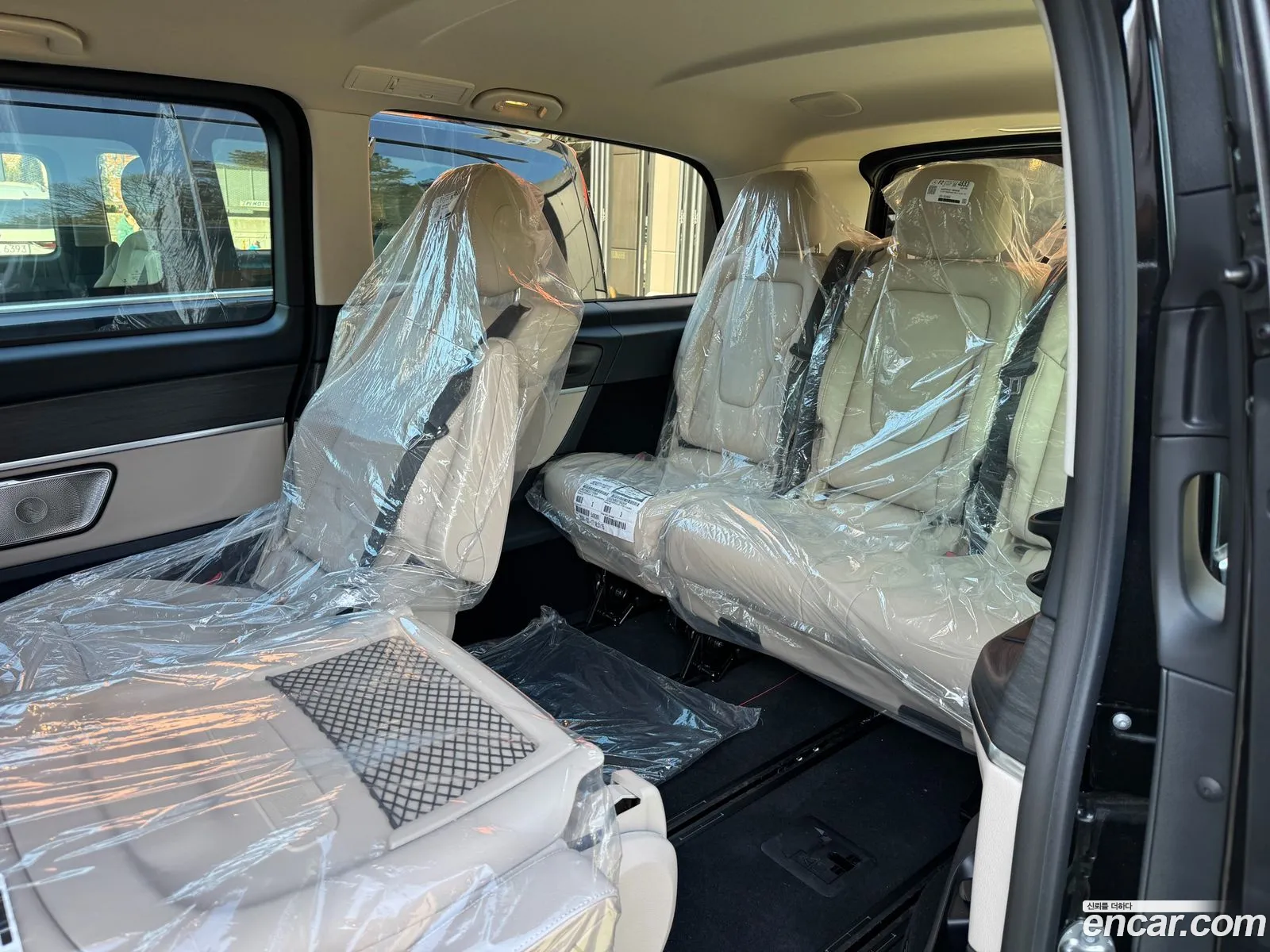 Mercedes-Benz V-Class 2025 — 20