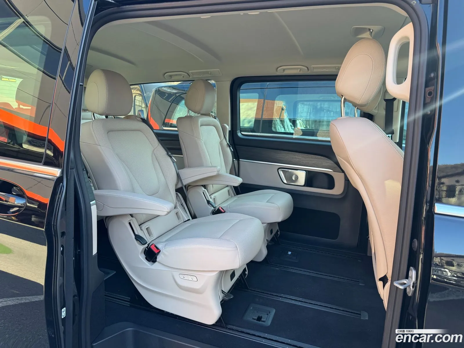 Mercedes-Benz V-Class 2025 — 18