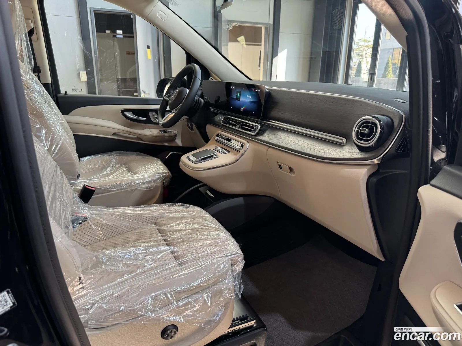 Mercedes-Benz V-Class 2025 — 15