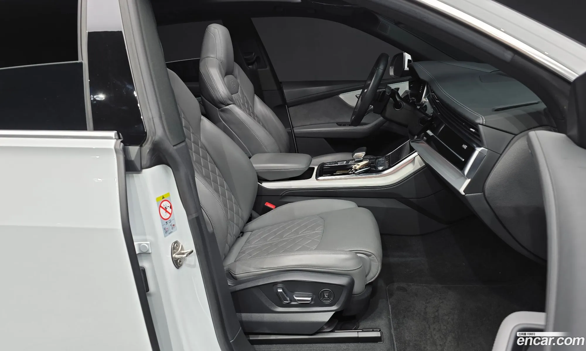 Audi Q8 2022 WAUZZZF14ND009704 — 12