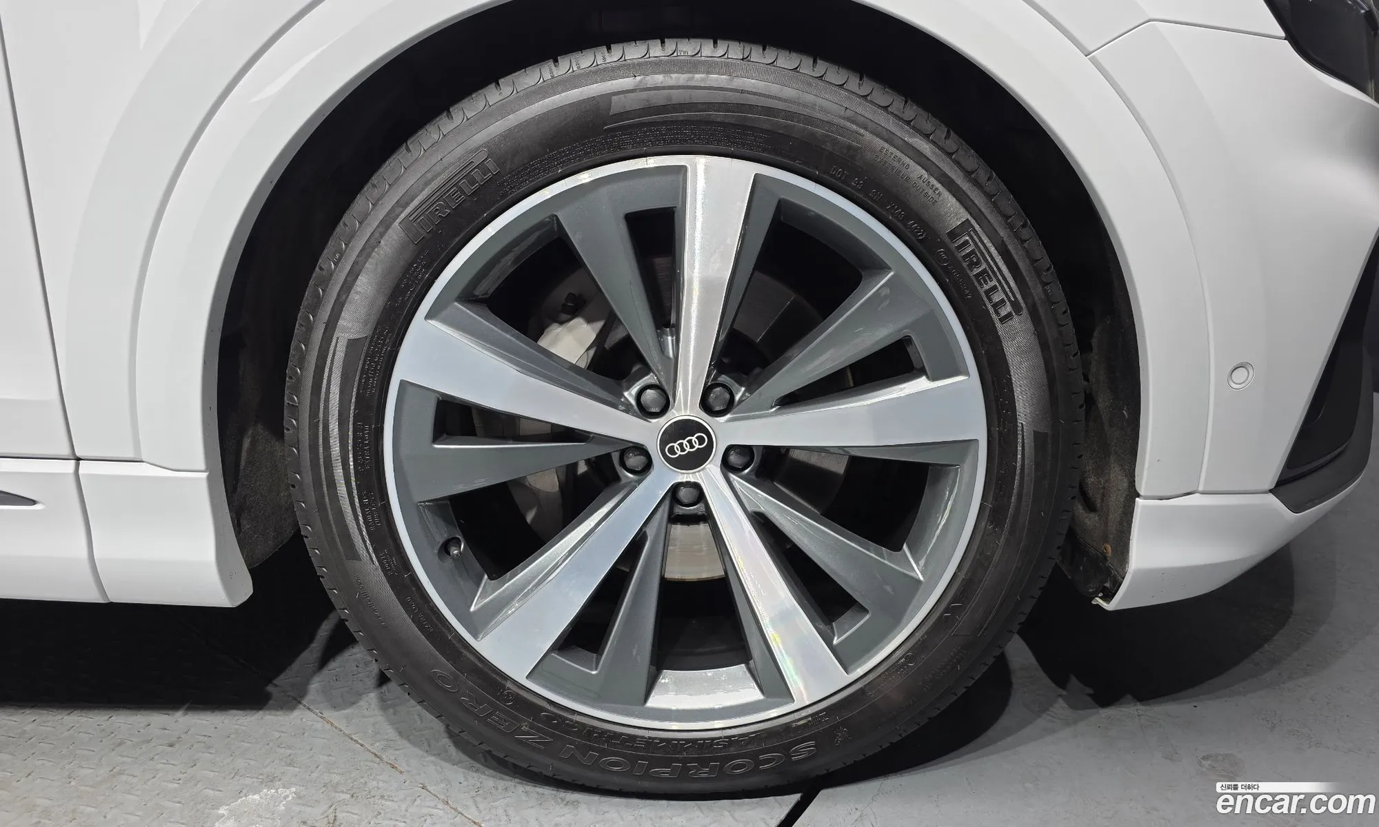 Audi Q8 2022 WAUZZZF14ND009704 — 17