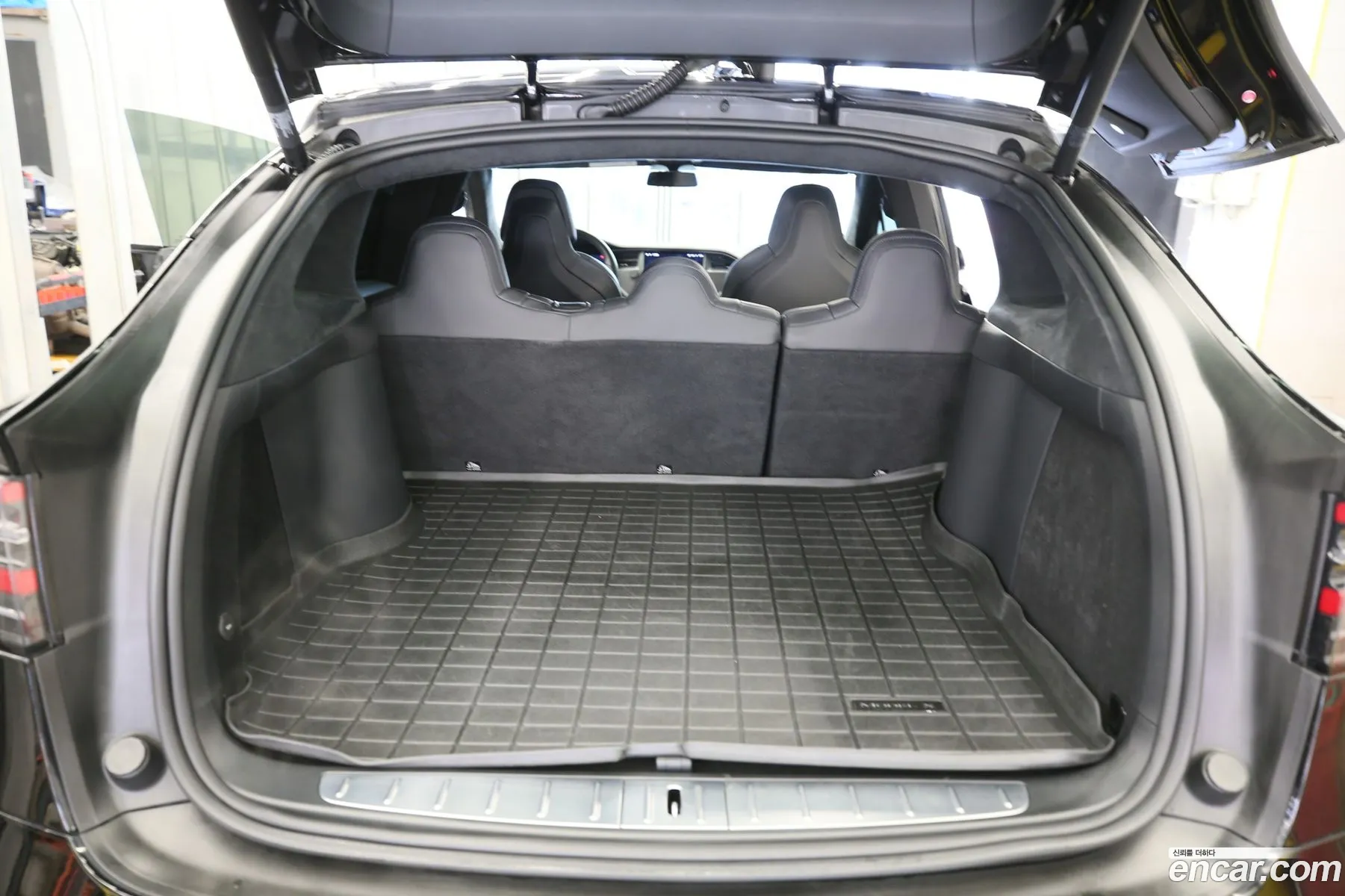 Tesla Model X 2019 — 10