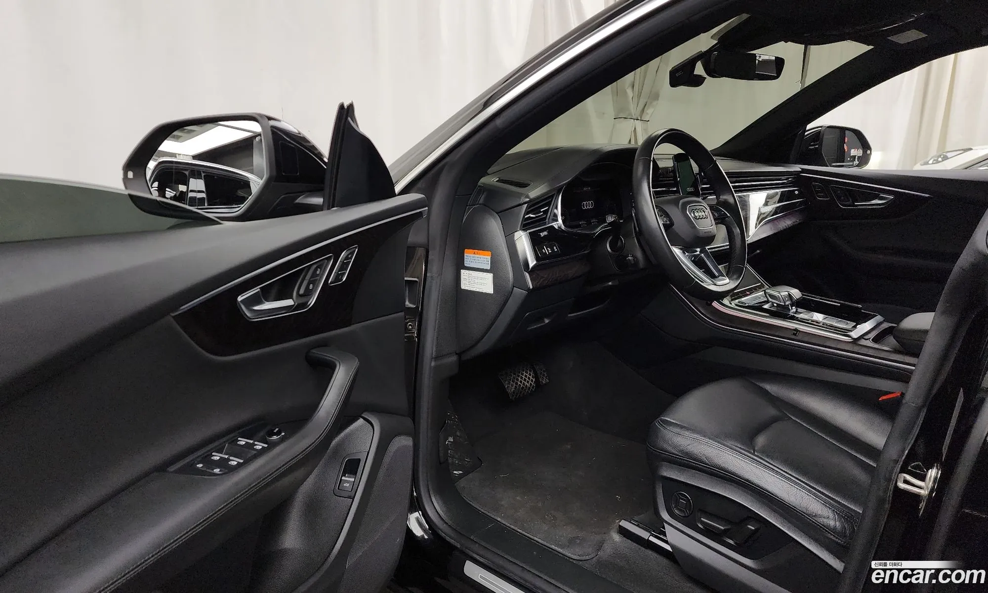 Audi Q8 2022 WAUZZZF15ND000851 — 18